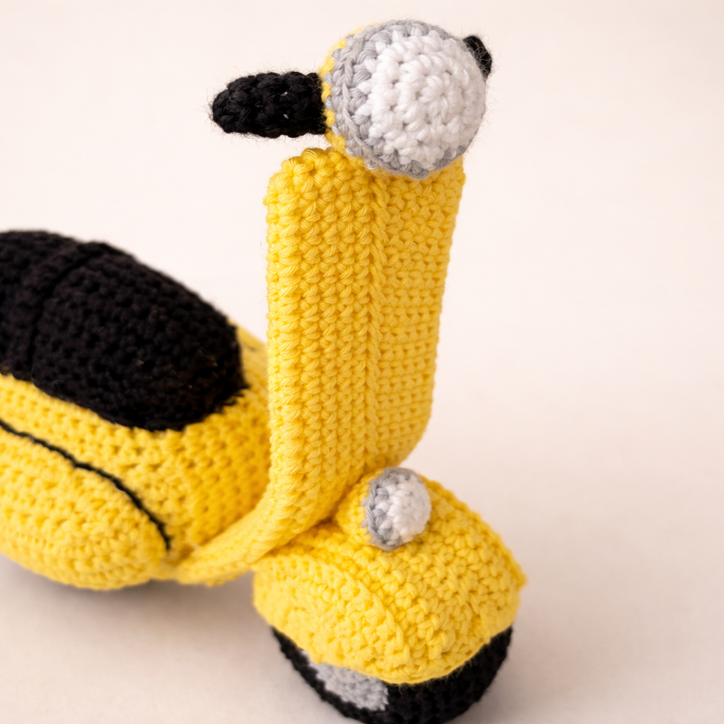 Motocicleta de crochet amarilla