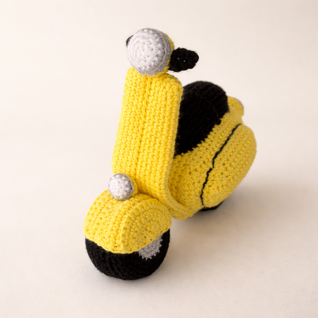 Motocicleta de crochet amarilla