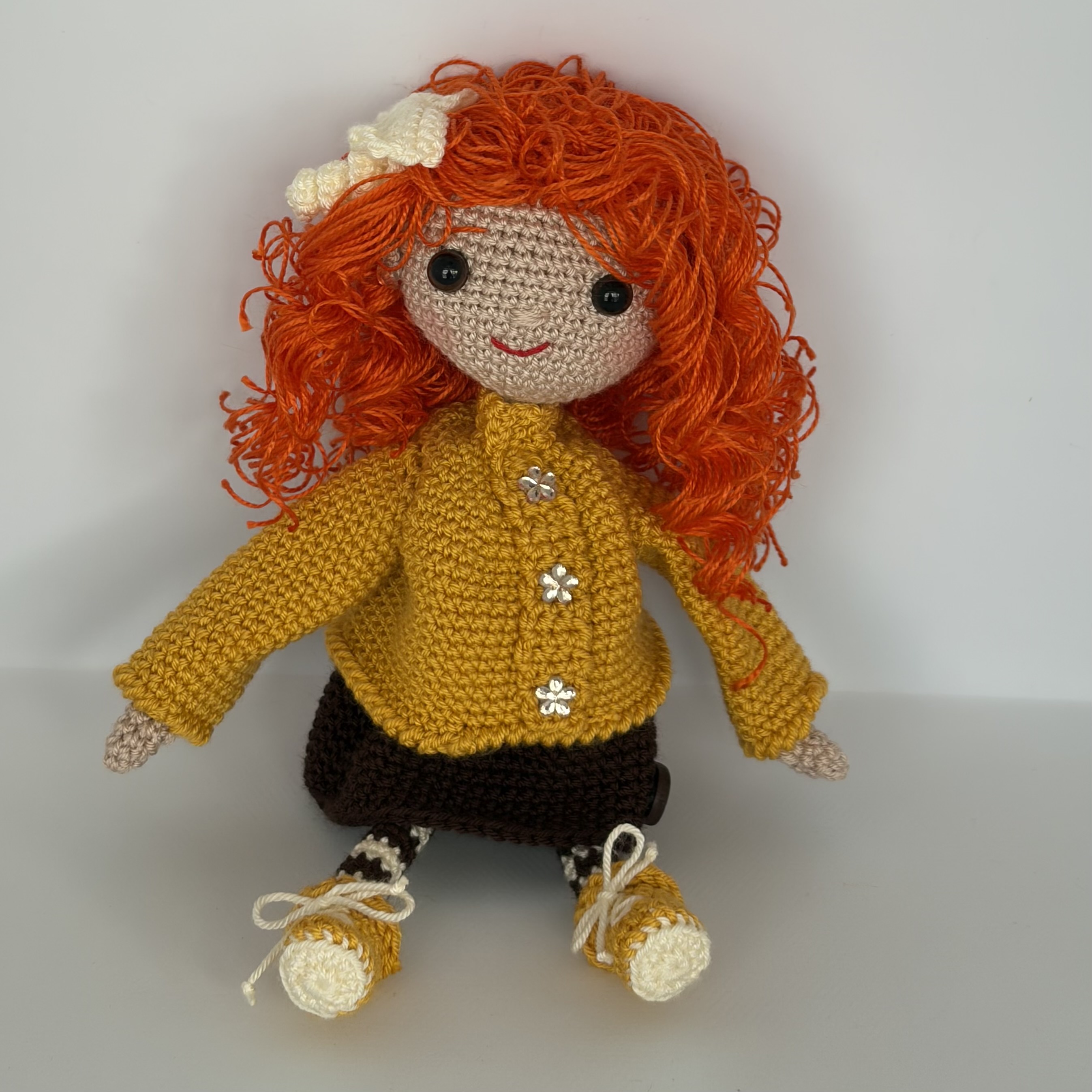 Muñeca de ganchillo pelirroja