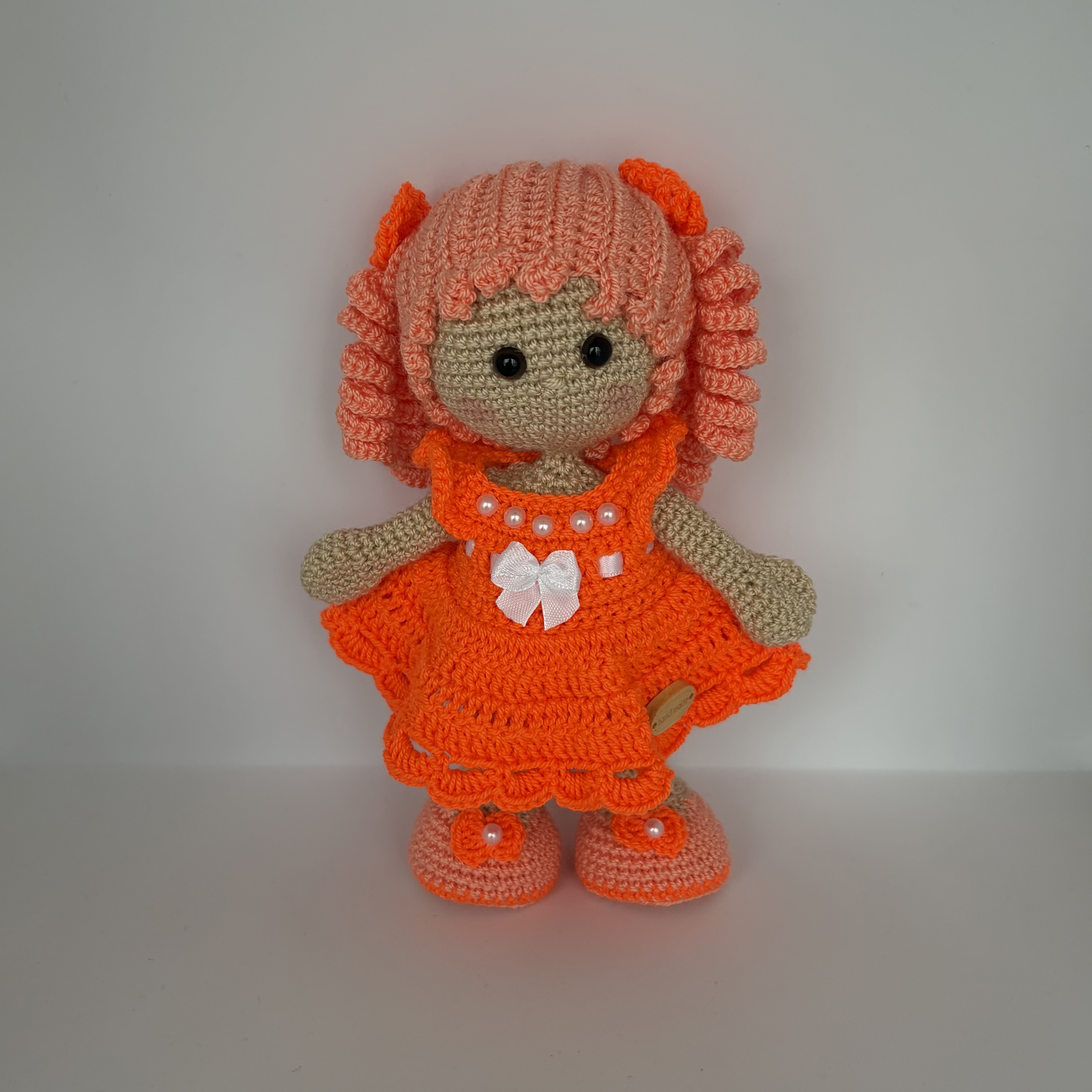 Muñeca amigurumi naranja