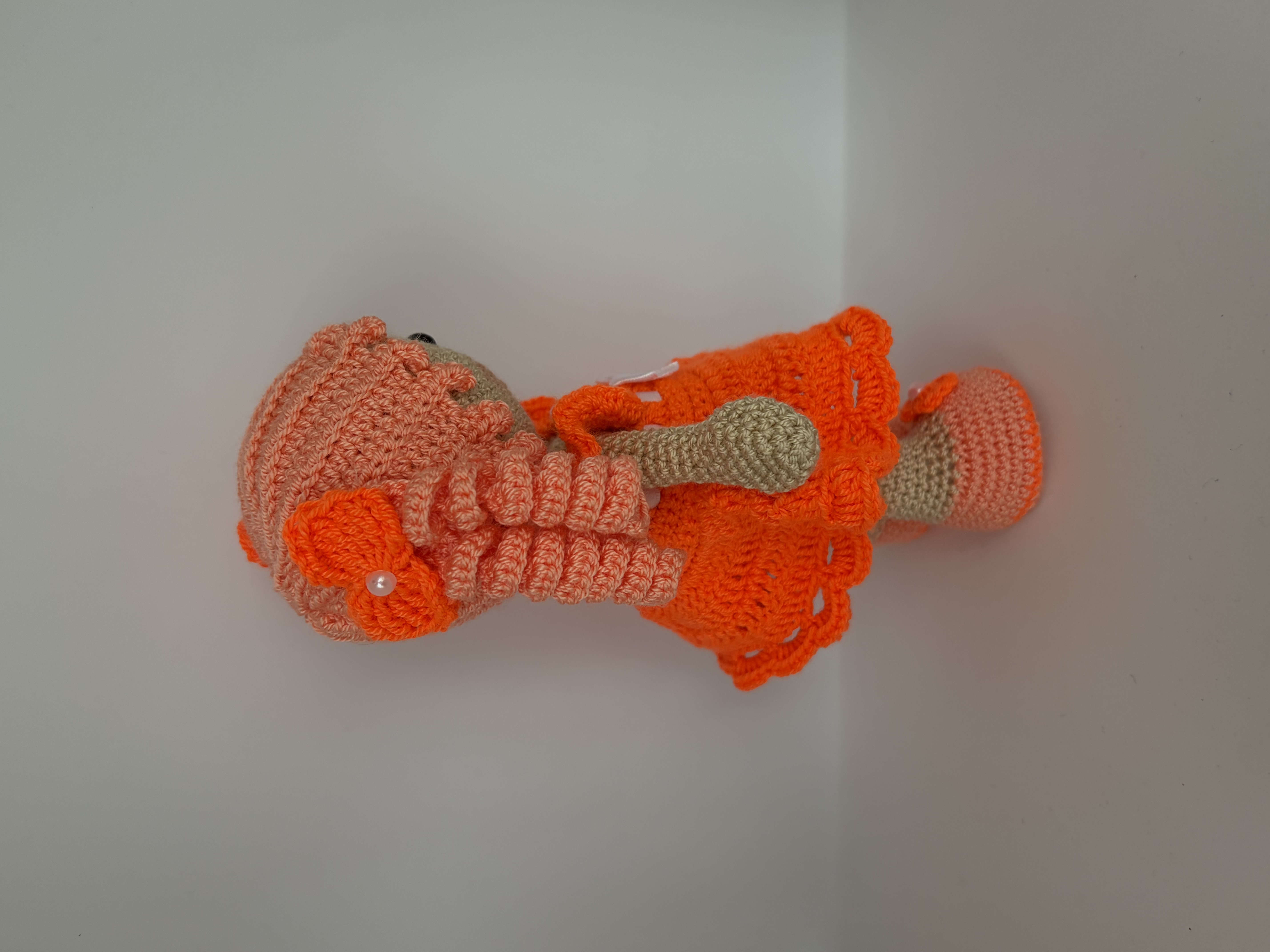 Muñeca amigurumi naranja