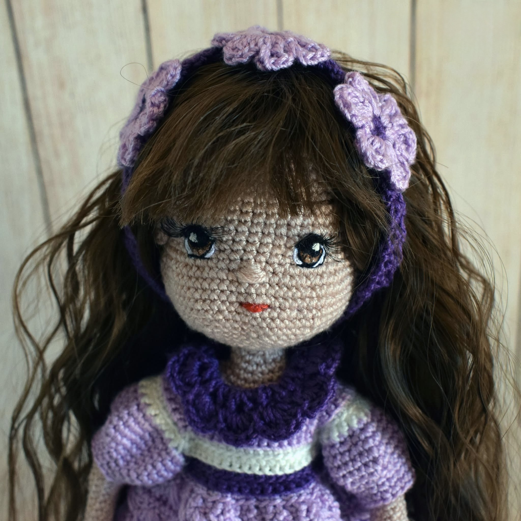 Muñeca de crochet violeta