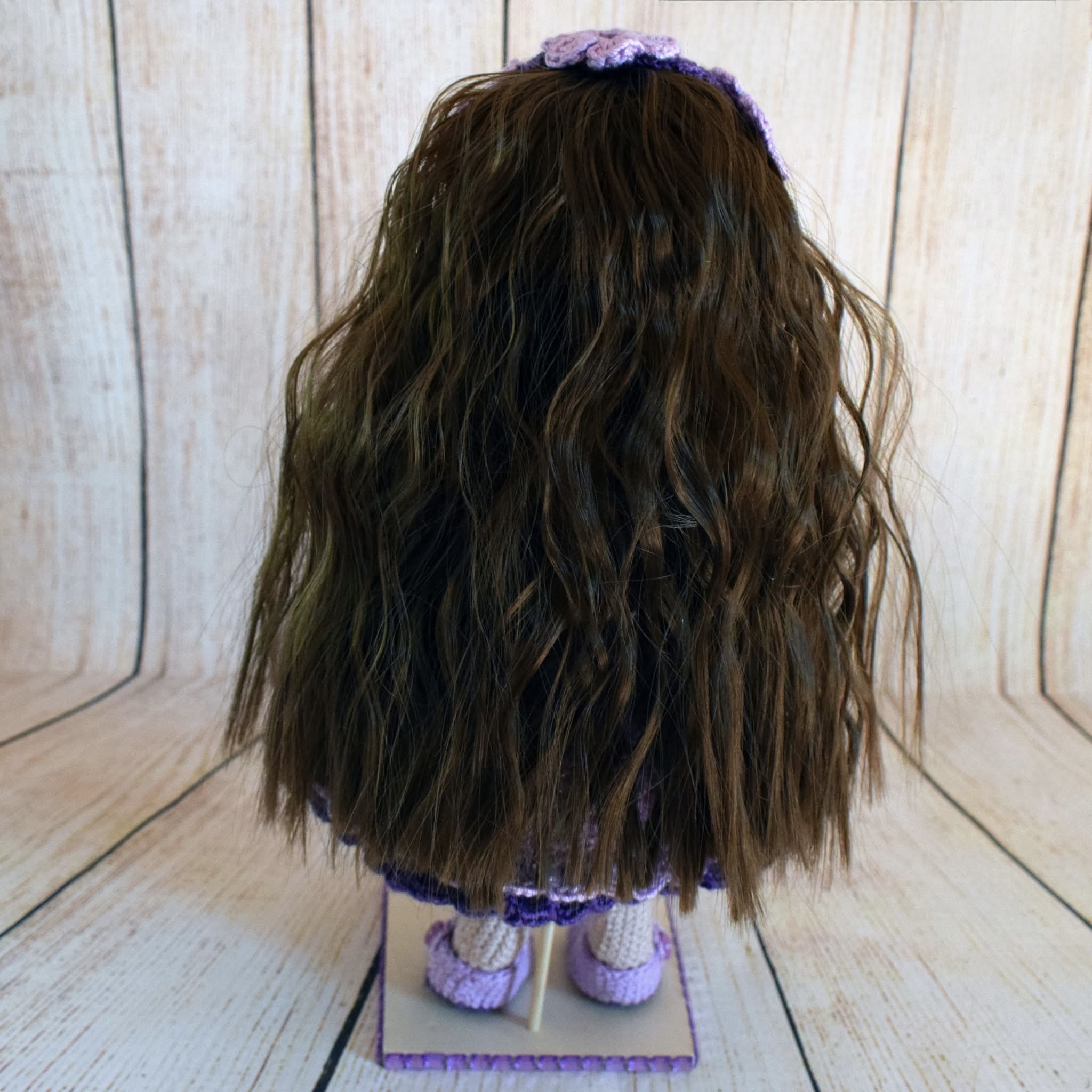 Muñeca de crochet violeta