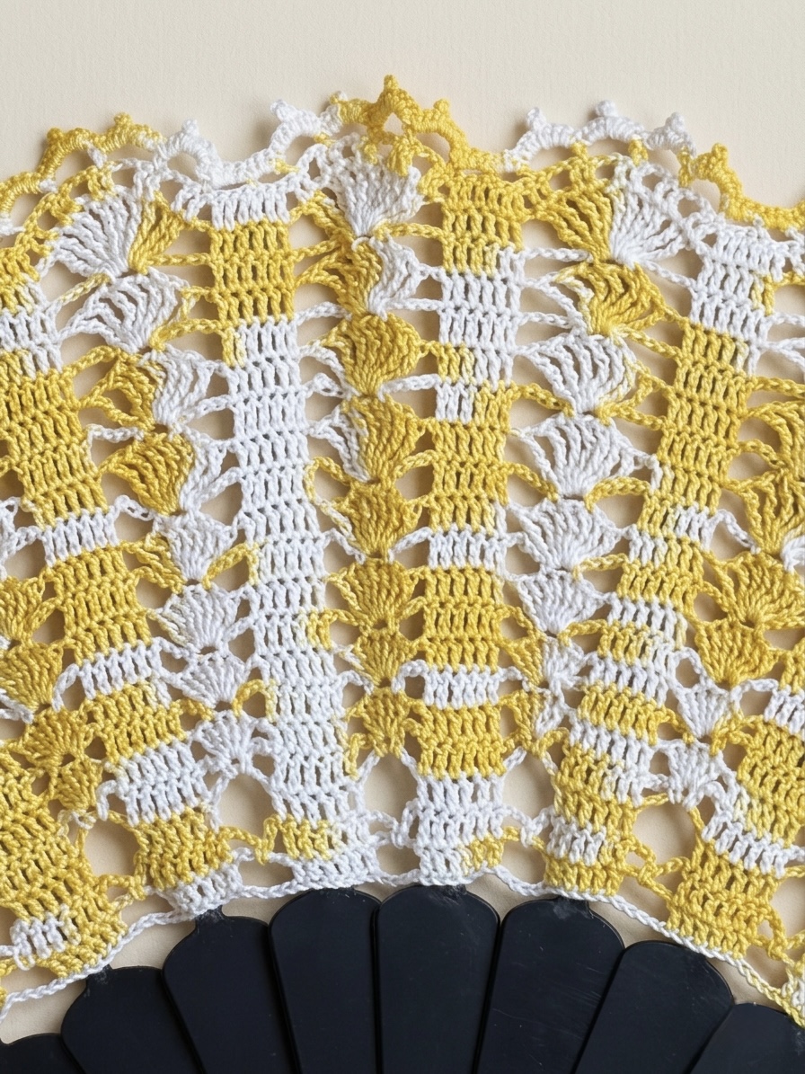Abanico de encaje amarillo