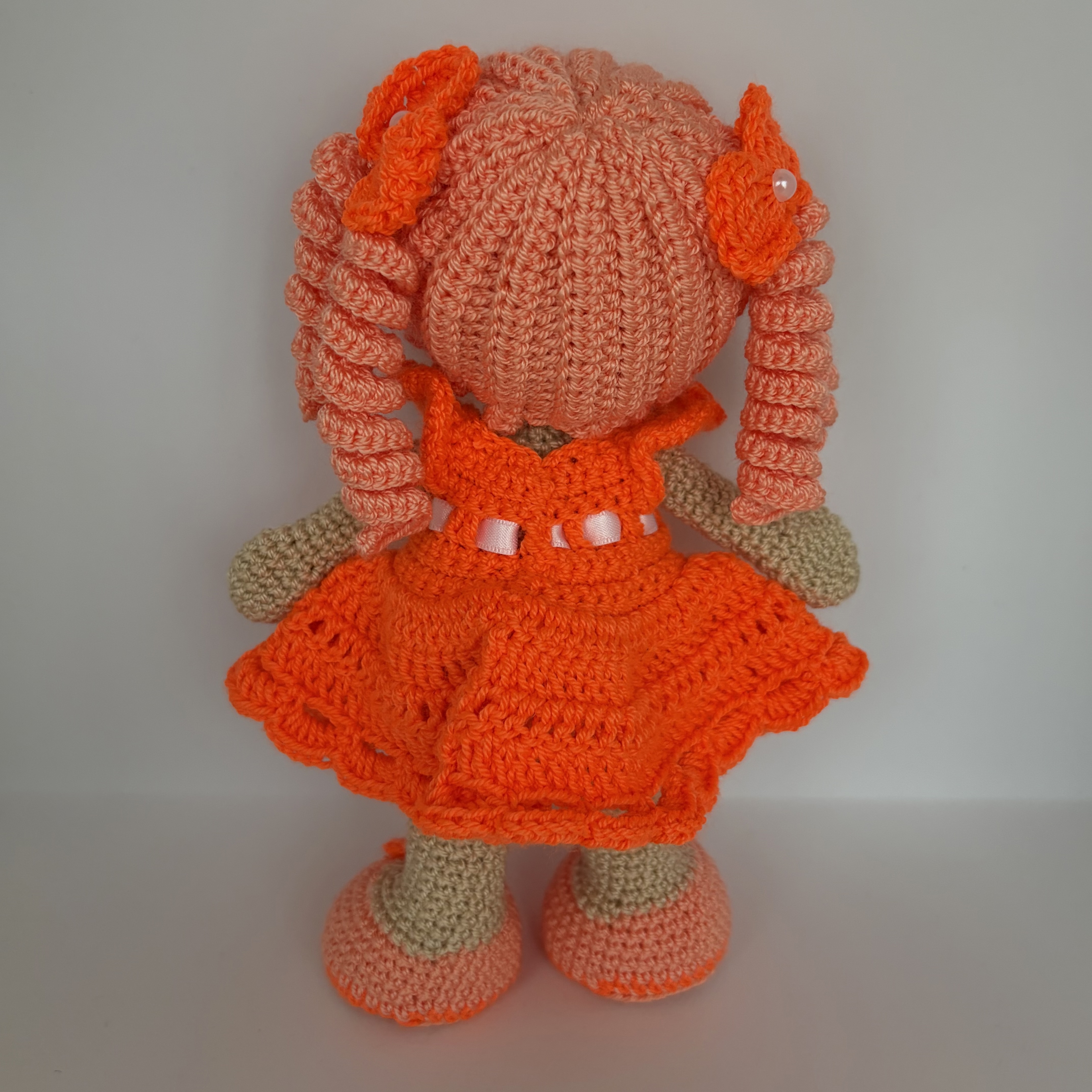 Muñeca amigurumi naranja