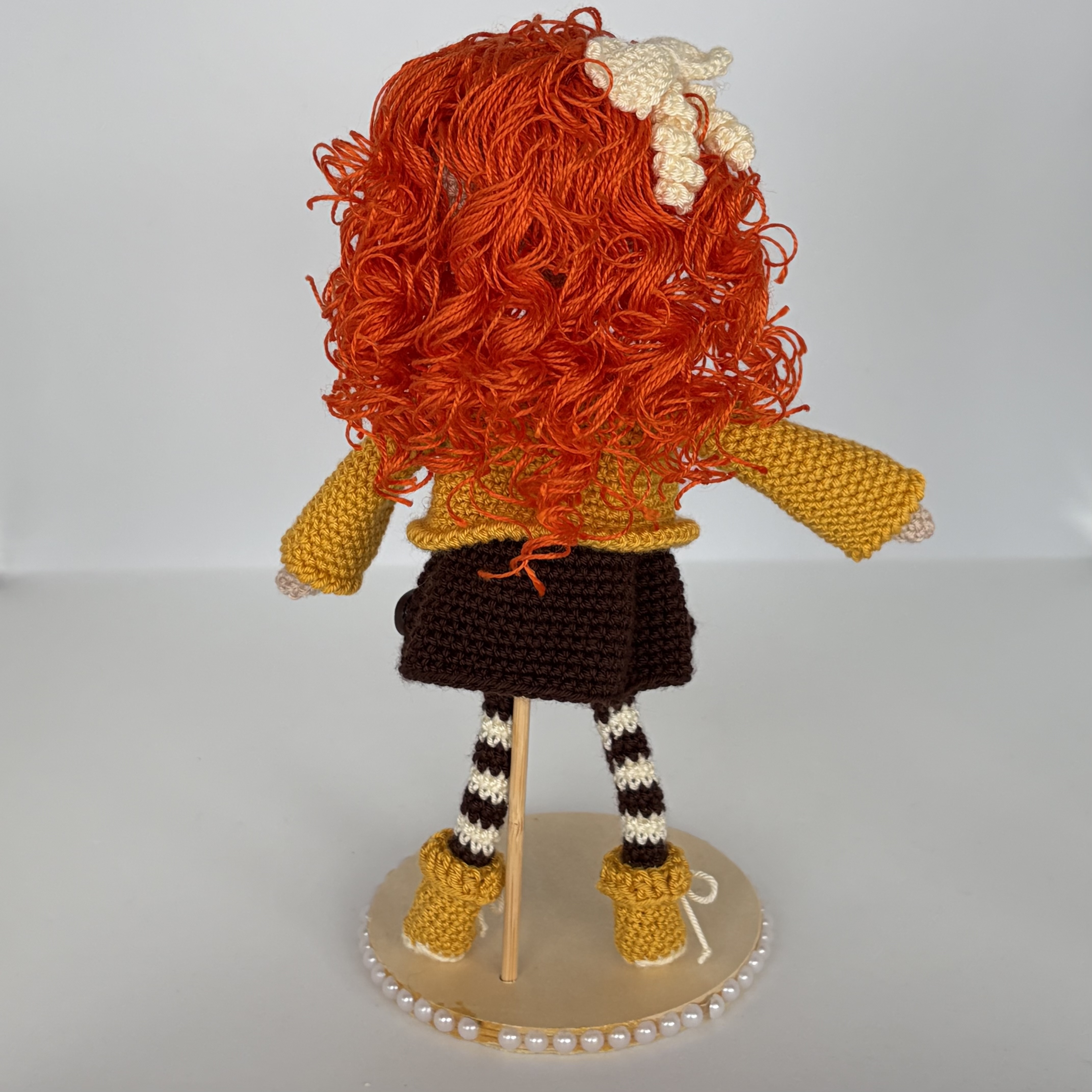 Muñeca de ganchillo pelirroja