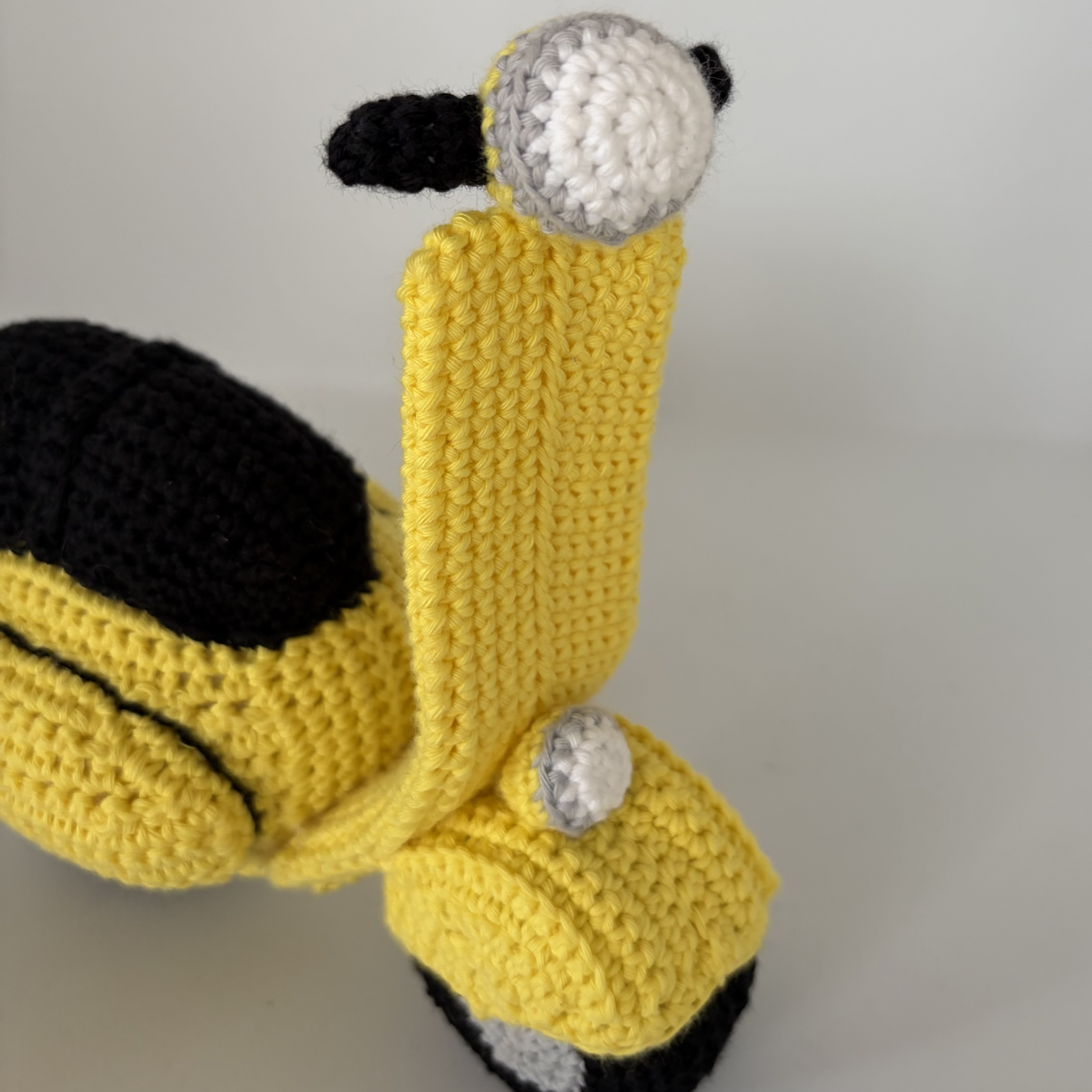 Motocicleta de crochet amarilla
