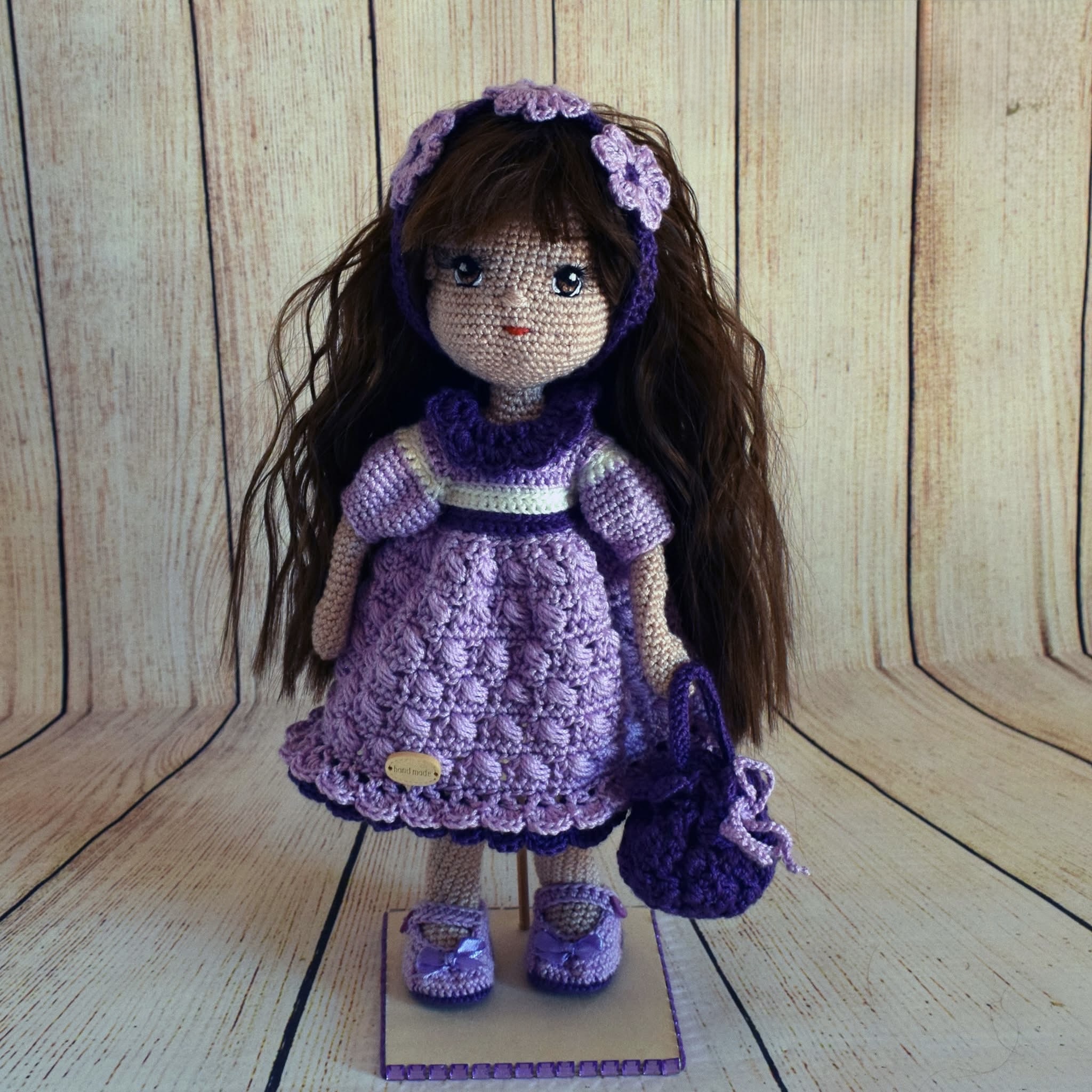 Muñeca de crochet violeta