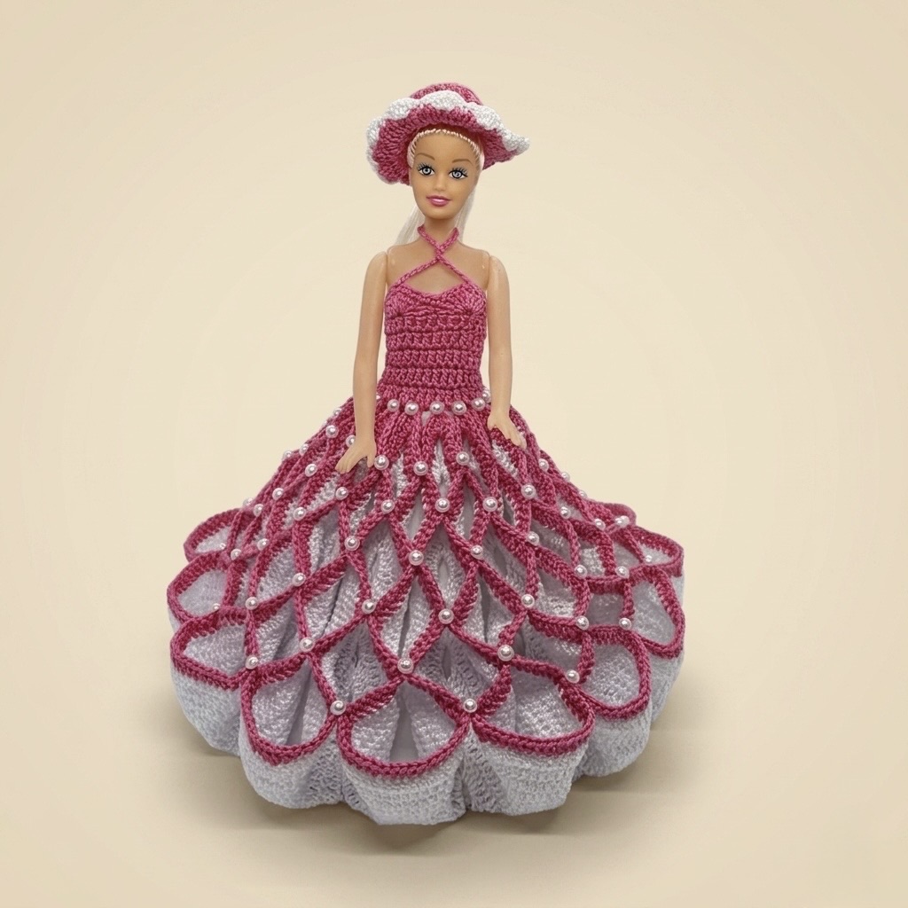 Muñeca de colección con vestido tejido