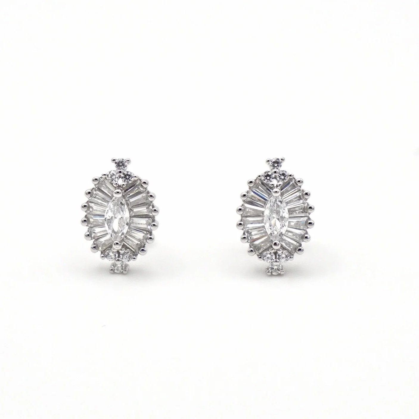 The Oval Illumination Studs