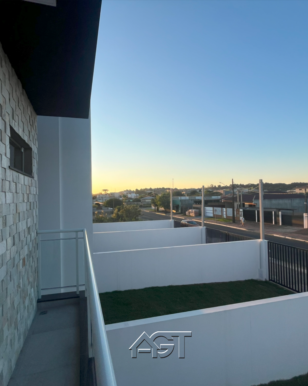 Sobrado Moderno com Varanda