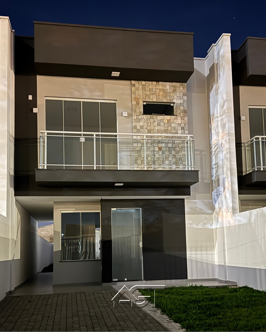 Sobrado Moderno com Varanda