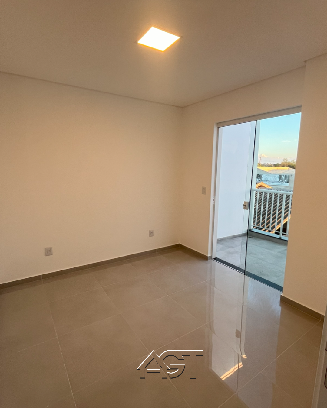 Sobrado Moderno com Varanda