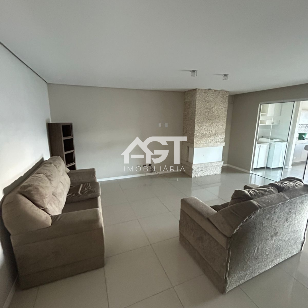 Apartamento Semimobiliado com Lareira e Muito Espaço!