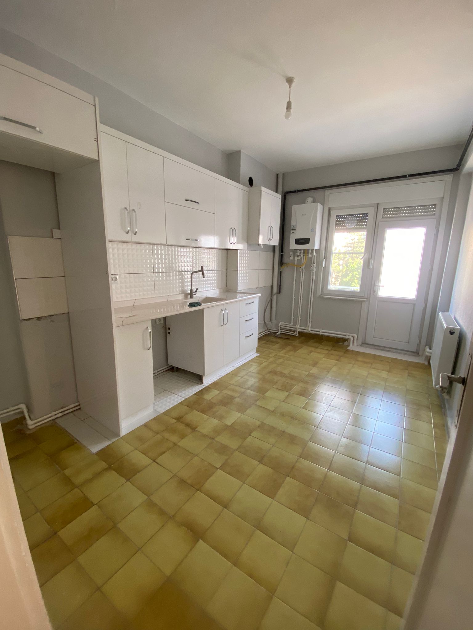 VALİDE SULTAN MAHALLESİNDE  3+1    140M2  3 KATLININ 2 KATI  MUTFAK TEZGAHI YENİ