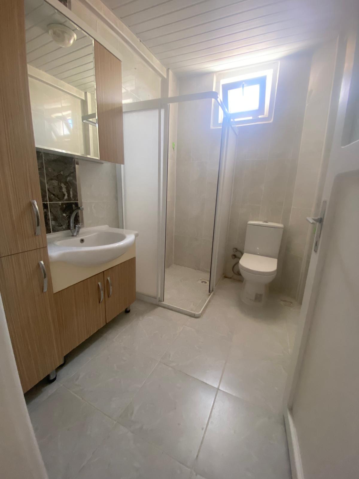 VALİDE SULTAN MAHALLESİNDE  3+1    140M2  3 KATLININ 2 KATI  MUTFAK TEZGAHI YENİ