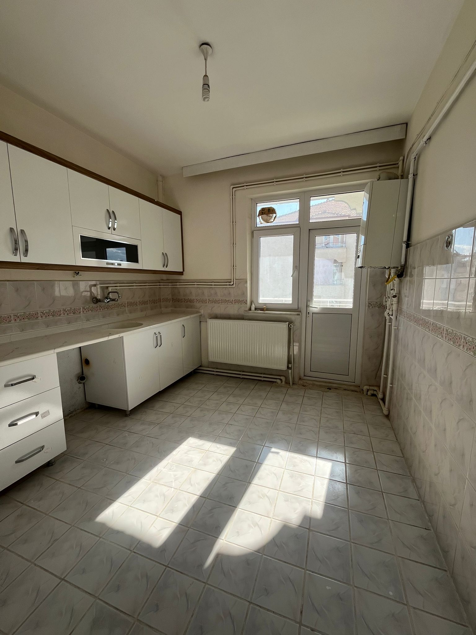 3+1  160 M2  ARA KAT  GEVHER HATUN MAHALLESİNDE  5 KATLI BİNANIN 4 KATI
