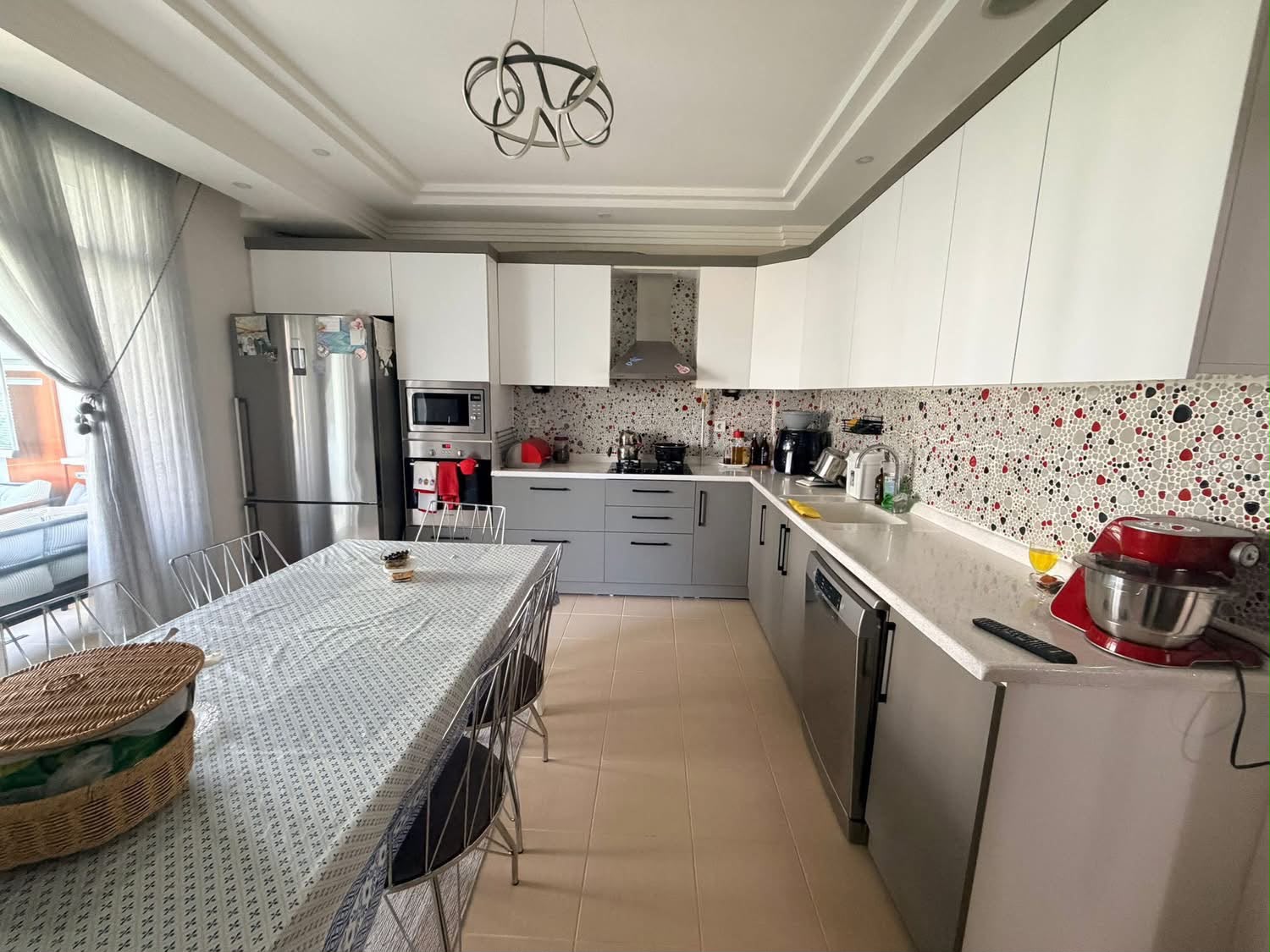 RAUFDENKTŞ MAHALLESİNDE  3+1      170M2  SALONDA KLİMA MEVCUT  4 KATLININ 2 KATI