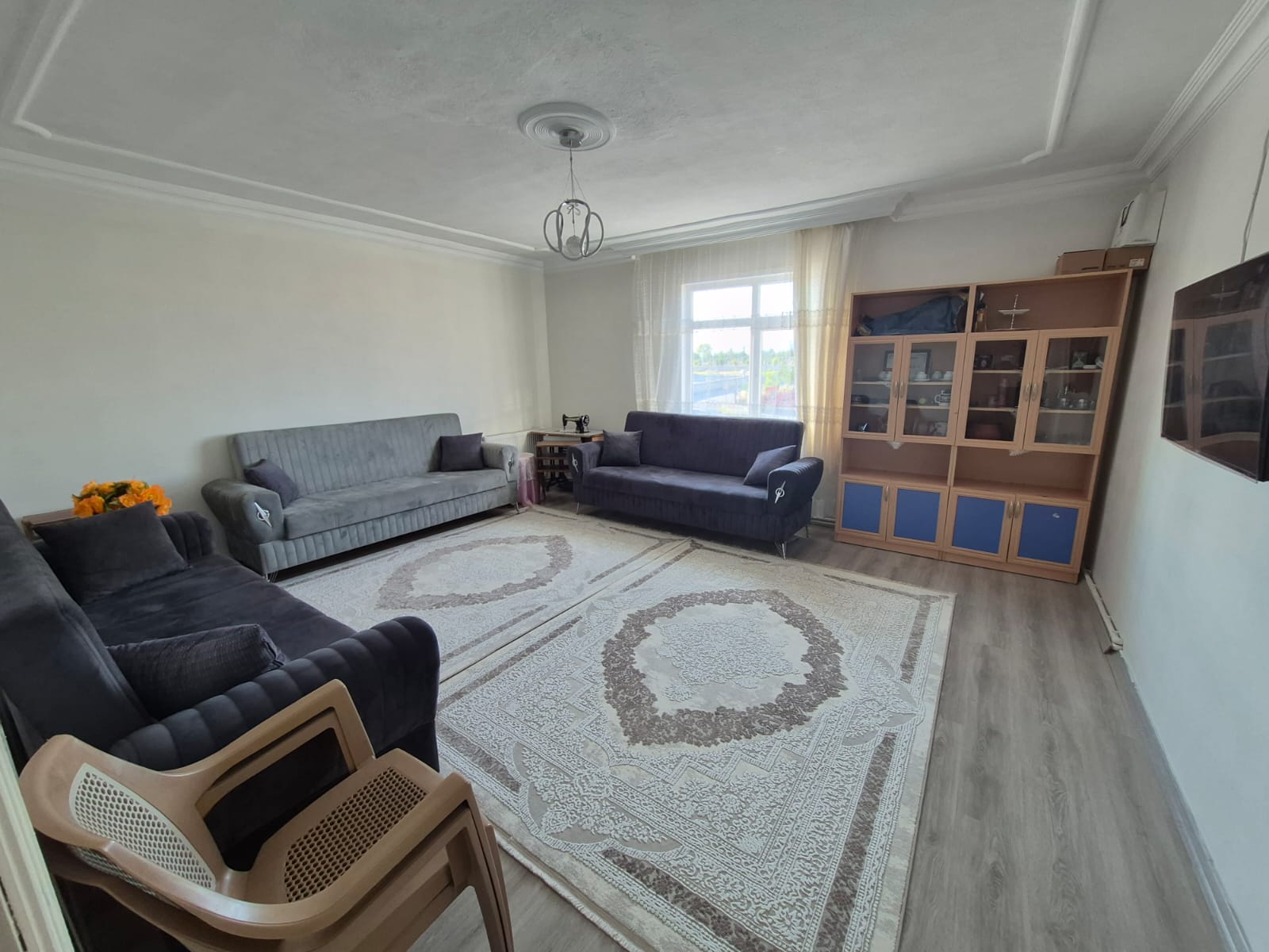 KIRBAĞI MAHALLESİNDE  2+1    110M2  DÜKKAN ÜSTÜ 2 KATLININ 1 KATI