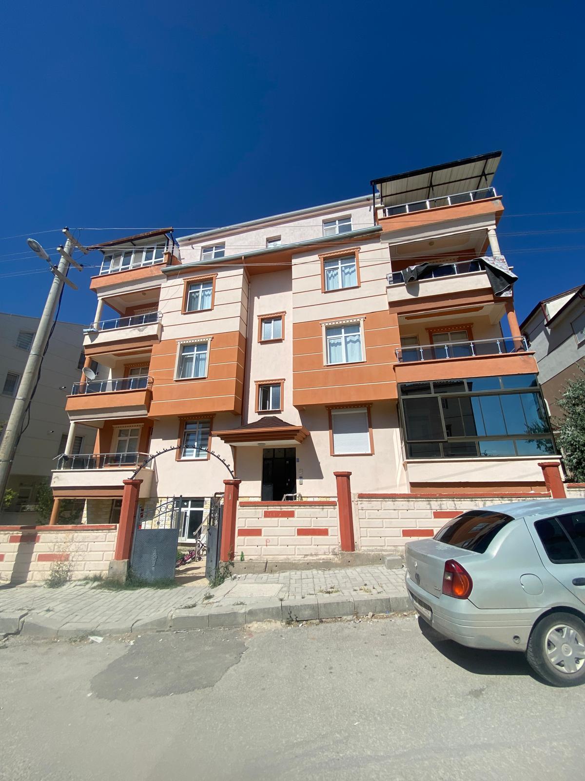 SİYASER MAHALLESİNDE  3+1 155 M2  4 KATLI BİNANIN 1 KATI