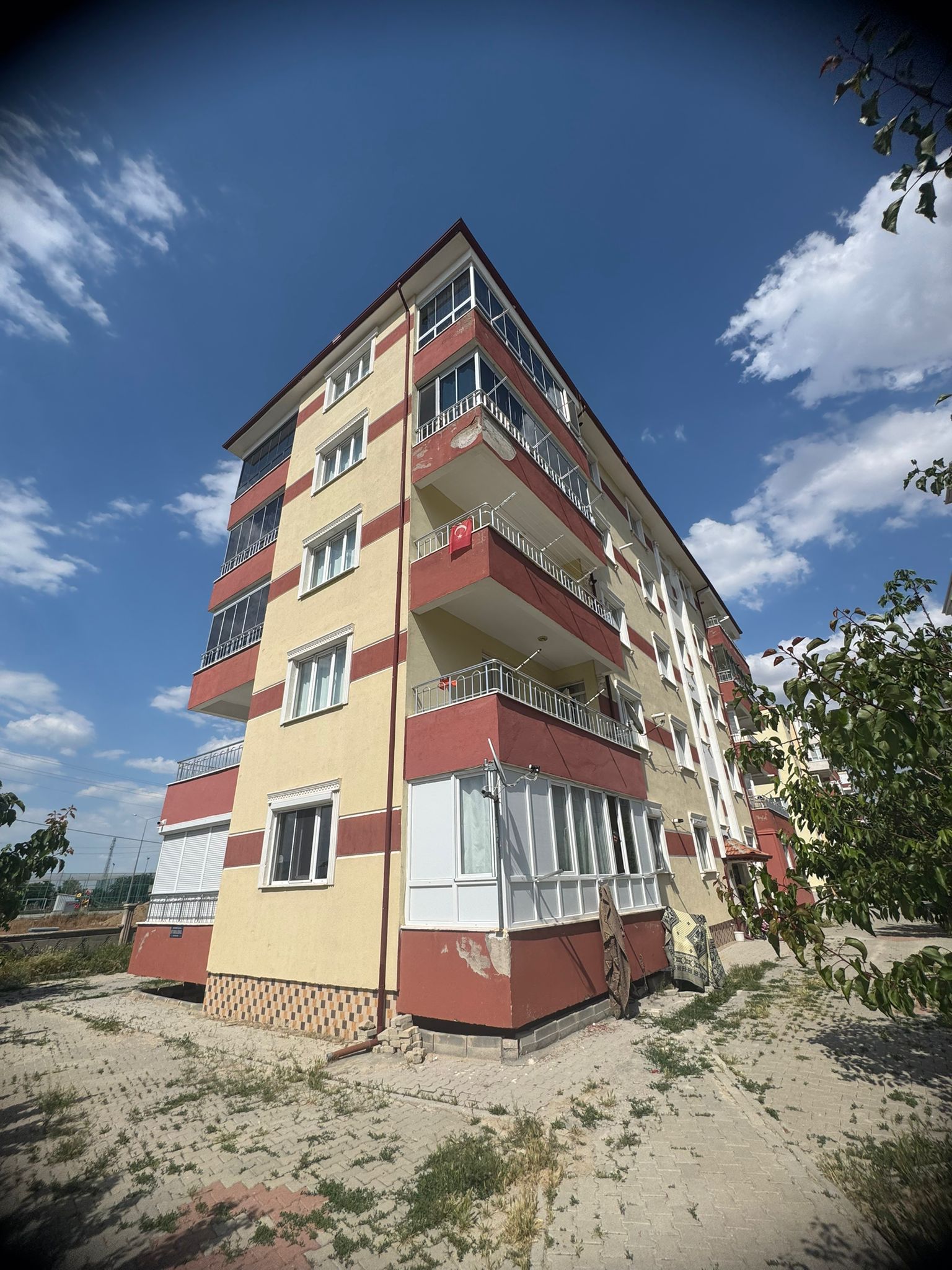 SÜMER MAHALLESİNDE  3+1    160M2  5 KATLININ 1 KATI  2 KAPALI BALKON