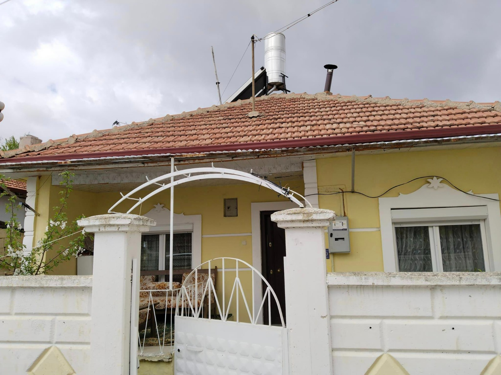 LARENDE MAHALLESİNDE MÜSTAKİL EV