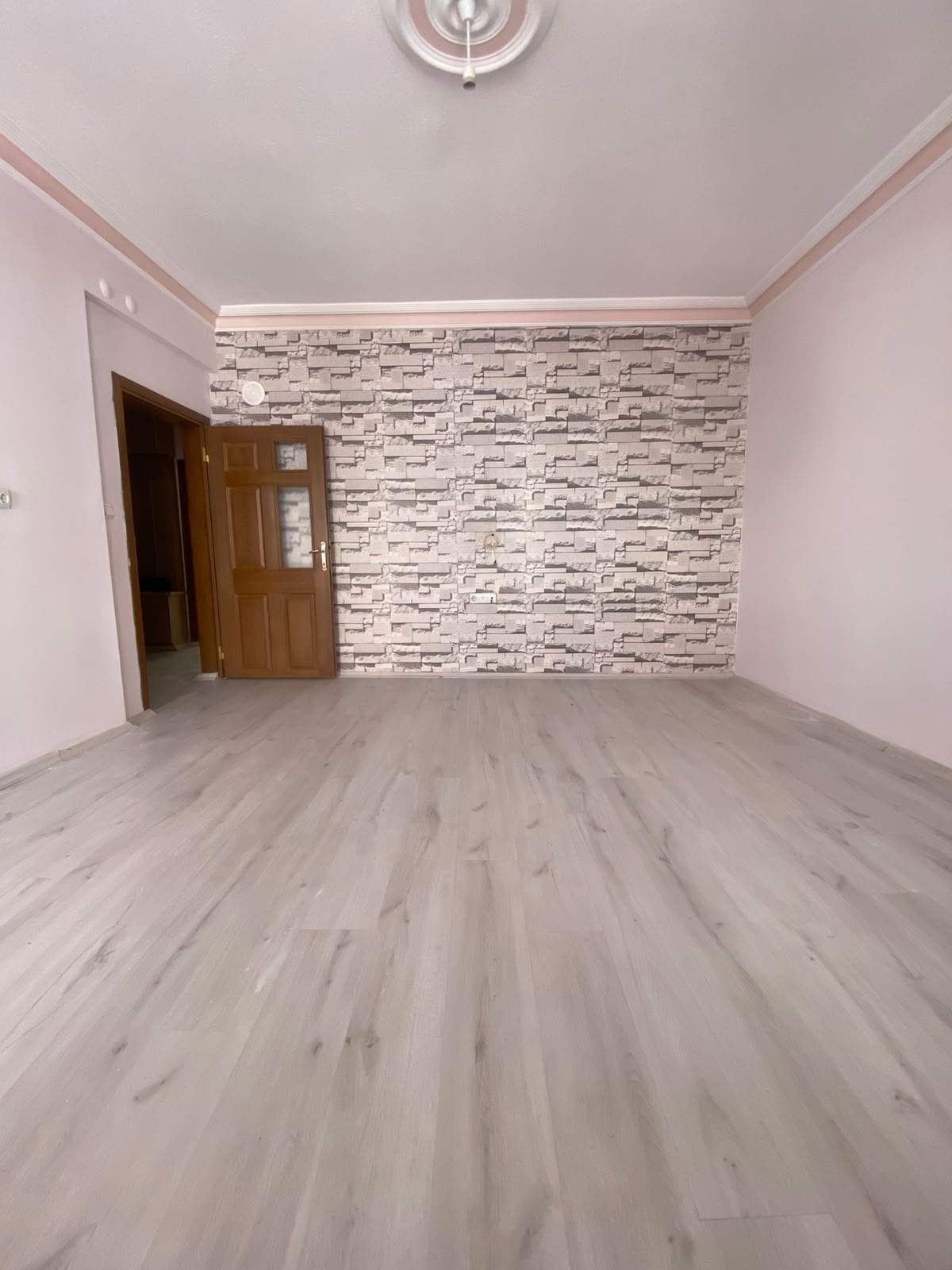 CUMARTESİ PAZARI CİVARINDA  3+1     140M2  2 BALKON     KİLER MEVCUT  DAİREYE AİT BÜYÜK AVLUSU VAR