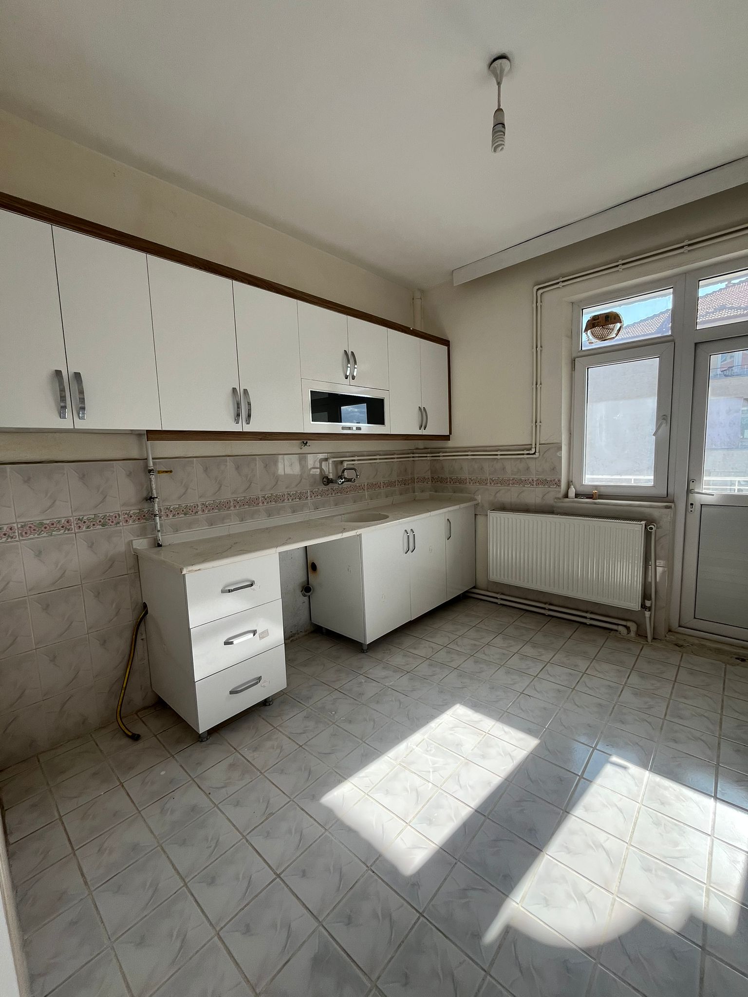3+1  160 M2  ARA KAT  GEVHER HATUN MAHALLESİNDE  5 KATLI BİNANIN 4 KATI