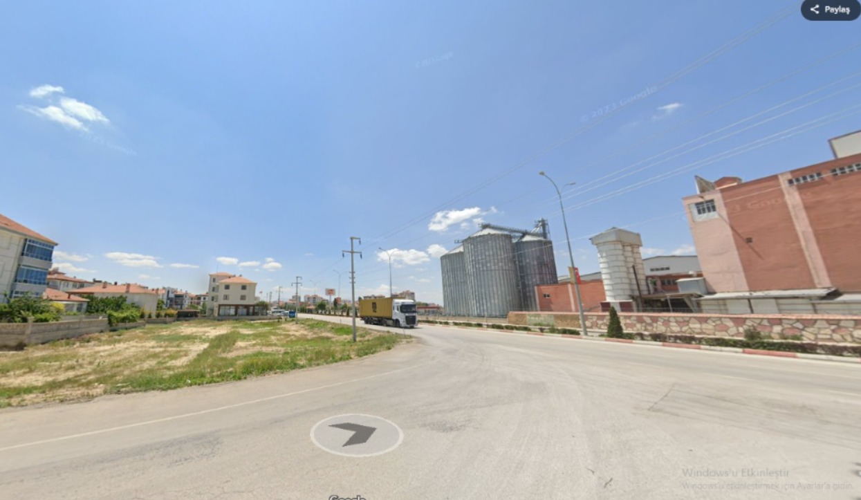 CUMHURİYET MAHALLESİNDE ANA YOL ÜZERİ 960 M2 ARSA