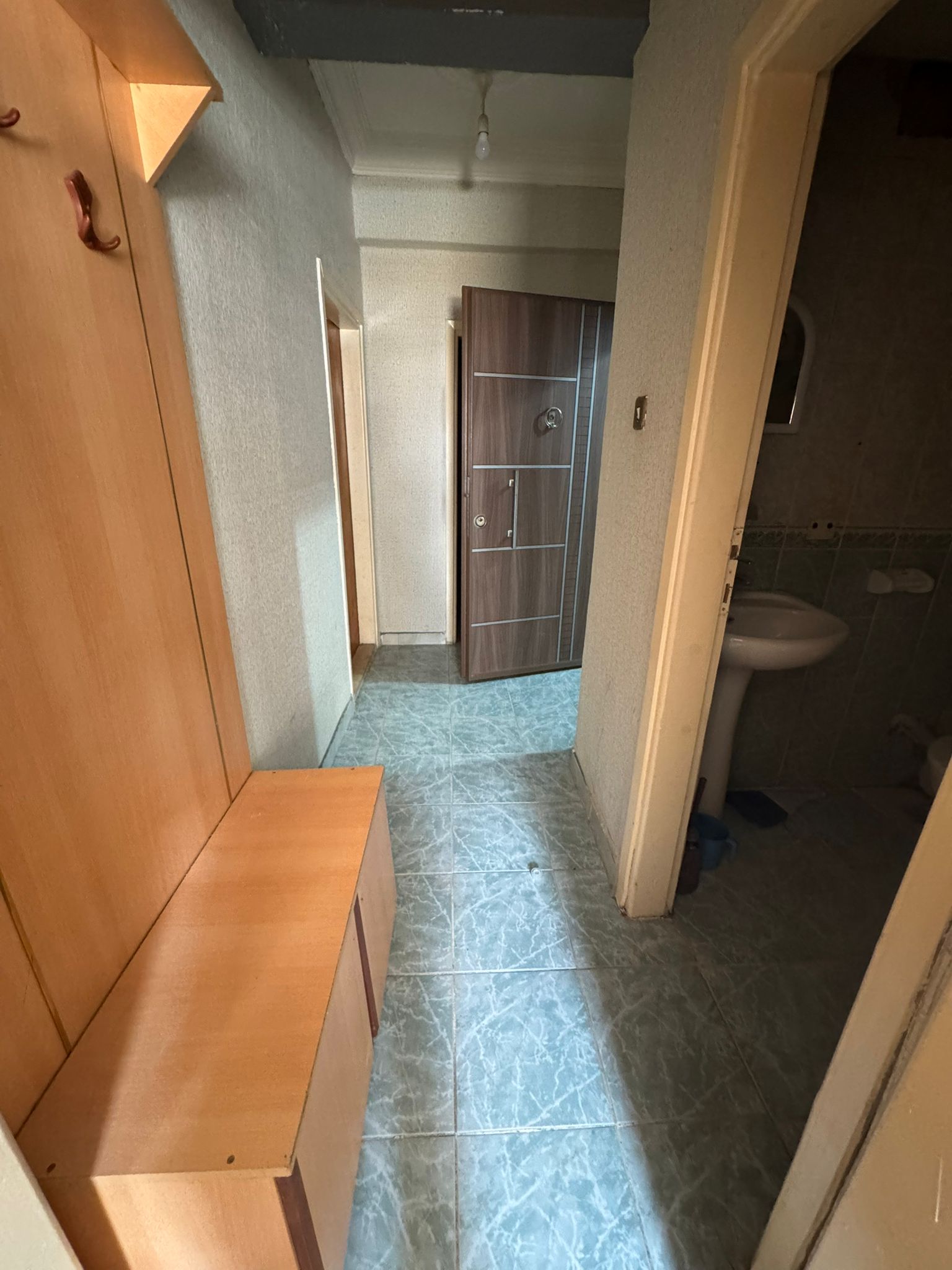 FENARİ MAHALLESİNDE   ÇARŞI MERKEZDE  1+1 GENİŞ  BAGIMSIZ MUTFAK