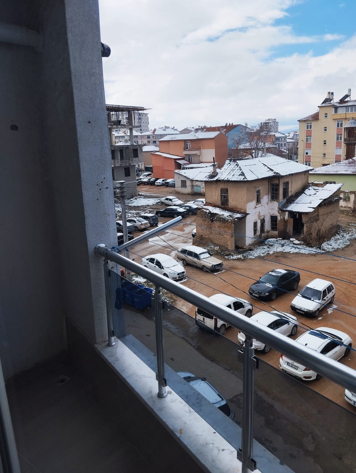 ABBAS MAHALLESİNDE  2+1   65 M2  ARA KAT