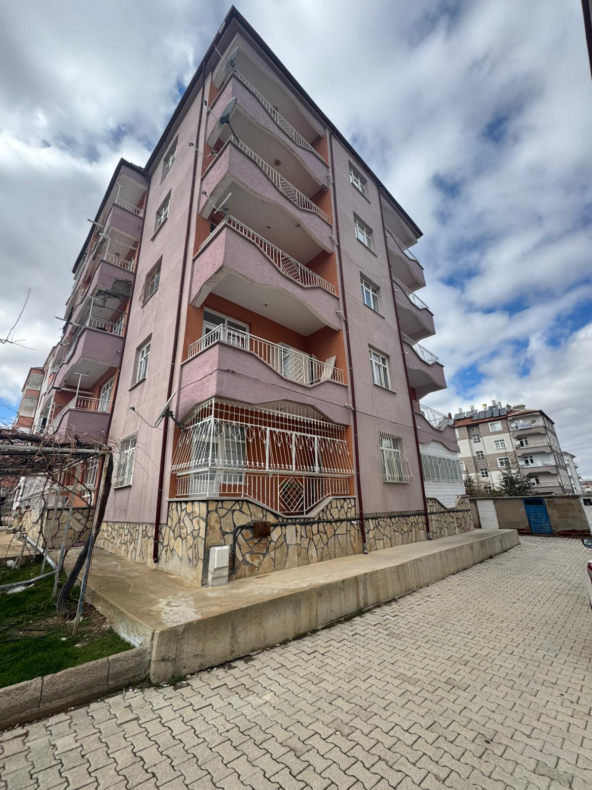 GEVHER HATUN MALLESİNDE  3+1 150M2  ARA KAT