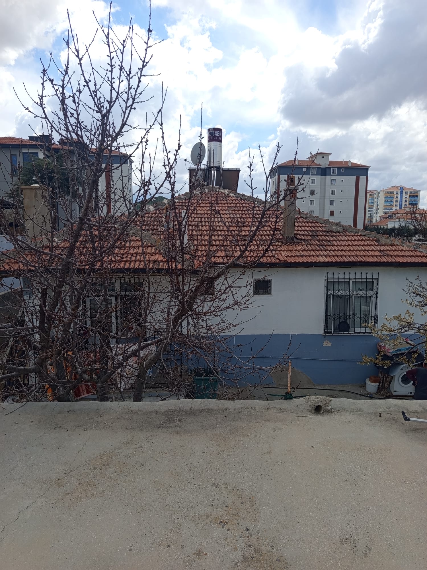 SATILIK MUSTAKİL DAİRE VE ARSASI  YENİŞEHİR MAHALLESİNDE  500M2 ARSA  İÇERİSİ YAPILI