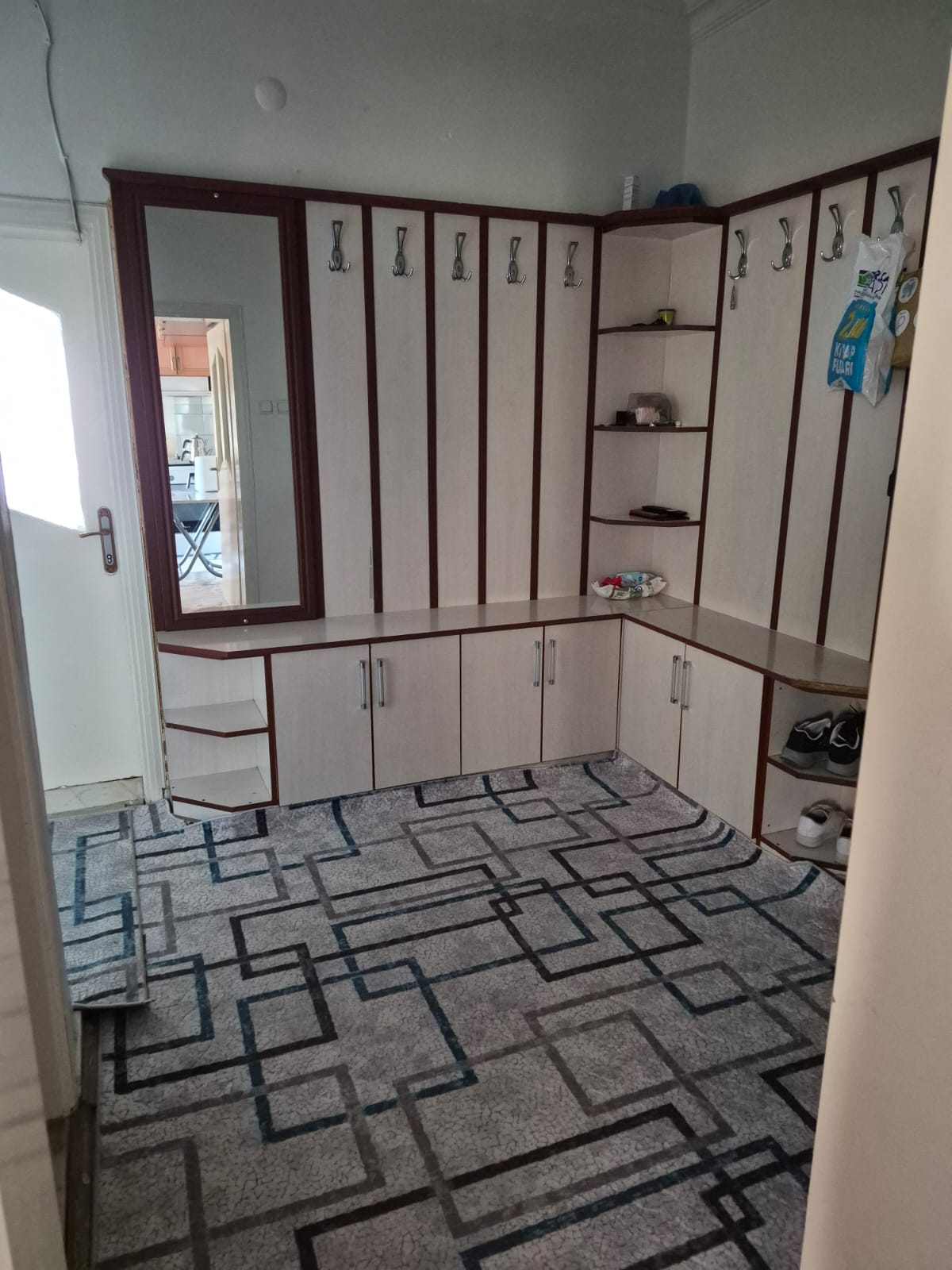 KIRBAĞI MAHALLESİNDE  2+1    110M2  DÜKKAN ÜSTÜ 2 KATLININ 1 KATI