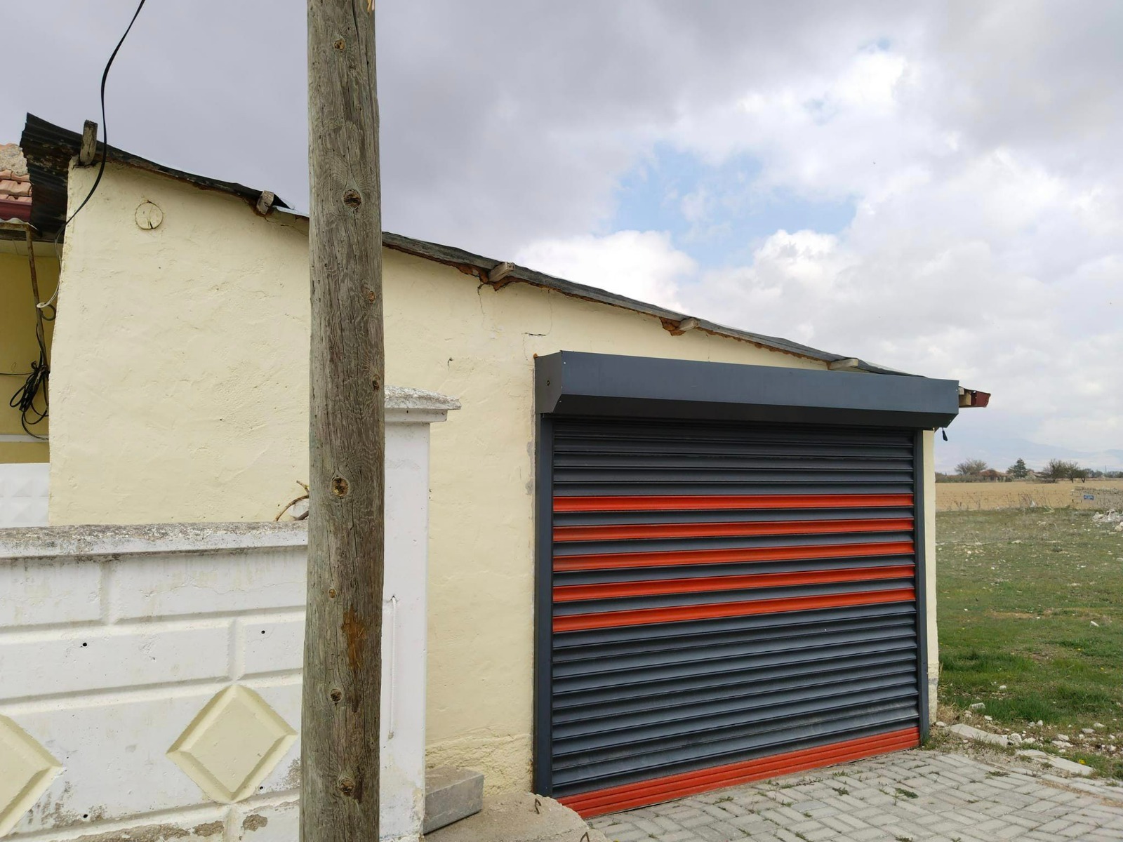 LARENDE MAHALLESİNDE MÜSTAKİL EV