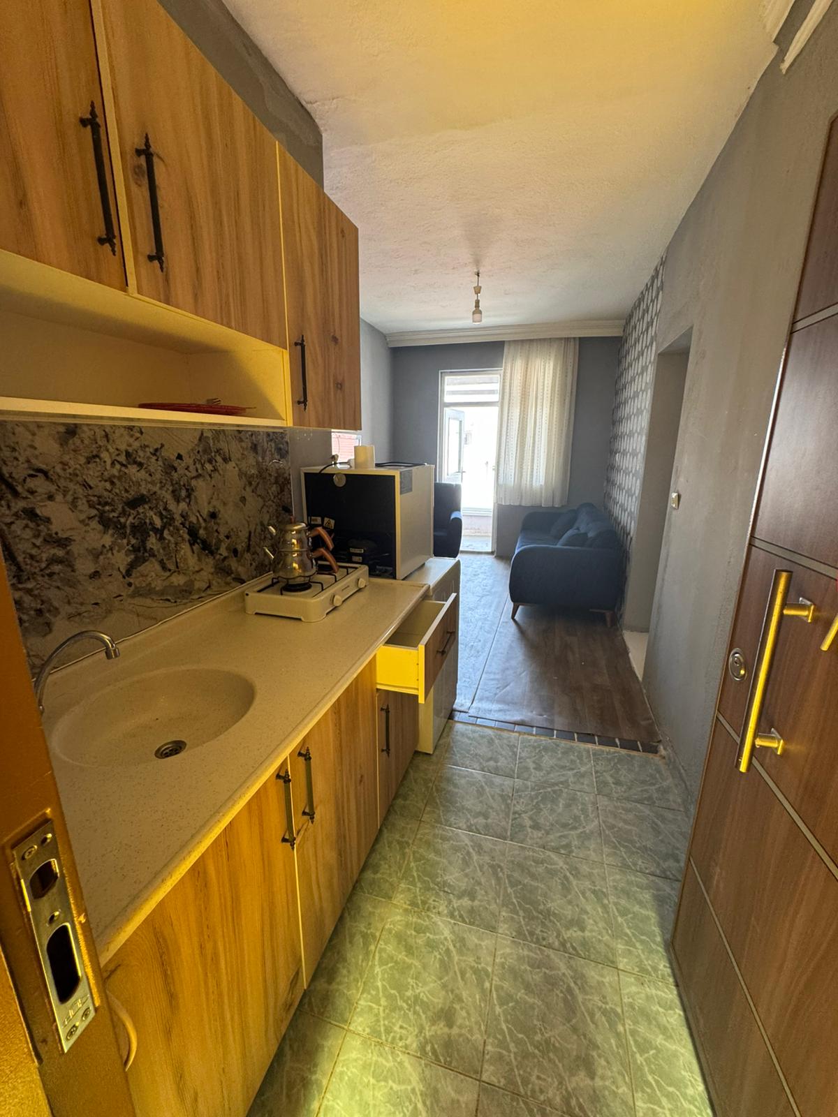 FENARİ MAHALLESİNDE  ÇARŞI MERKEZDE  1+1 GENİŞ  BAGIMSIZ MUTFAK  BALKON MEVCUT 