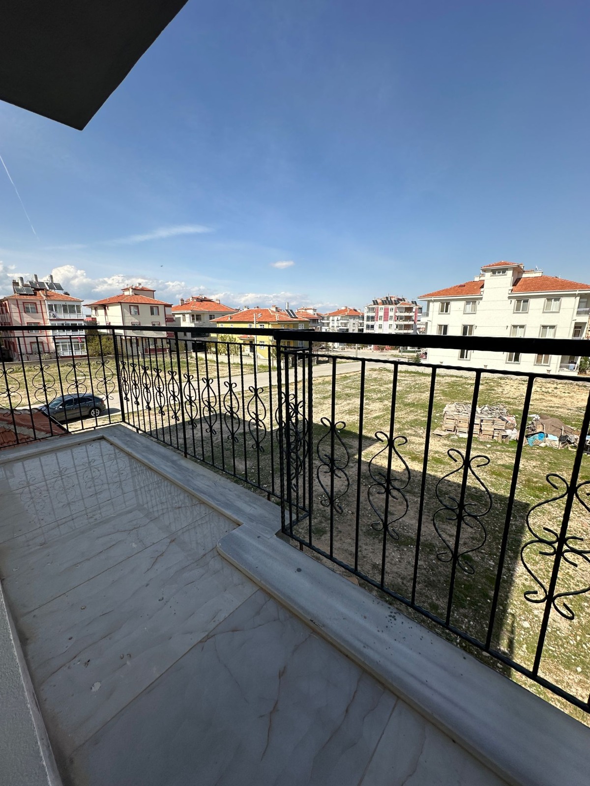 ŞEYH EDEBALİ MAHALLESİNDE  3 KATLININ 2 KATI ( ARA KAT )