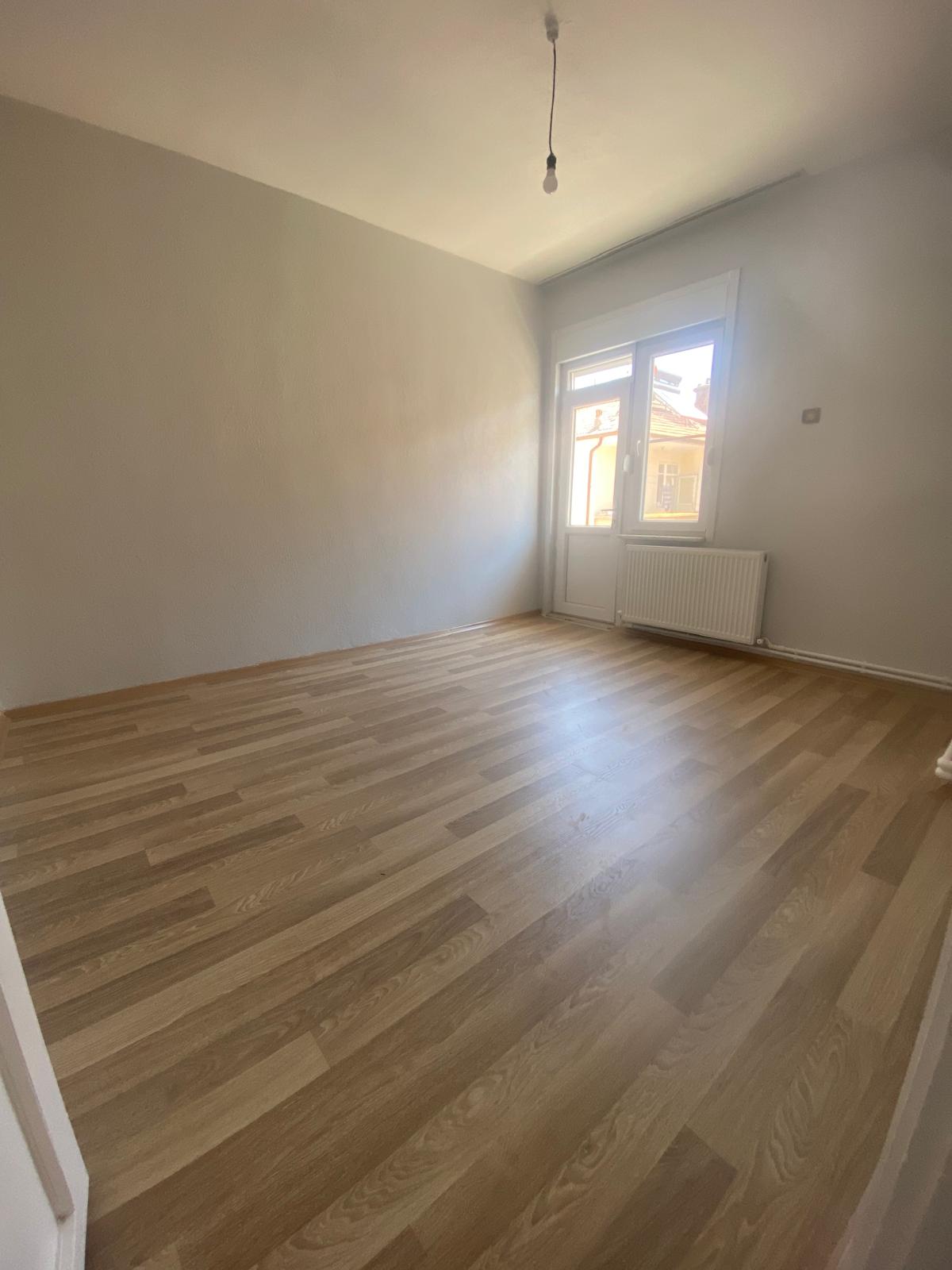 VALİDE SULTAN MAHALLESİNDE  3+1    140M2  3 KATLININ 2 KATI  MUTFAK TEZGAHI YENİ
