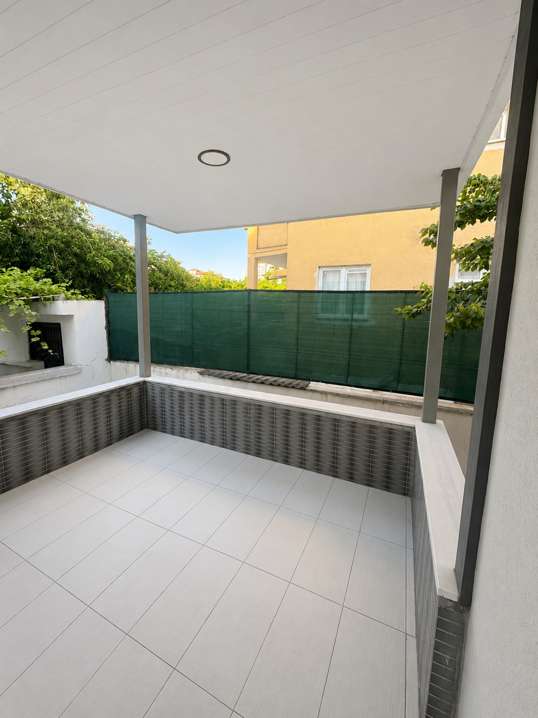 LARENDE MAHALLESİNDE SATILIK KOMPLE BİNA DAİRELER 2+1   130M2