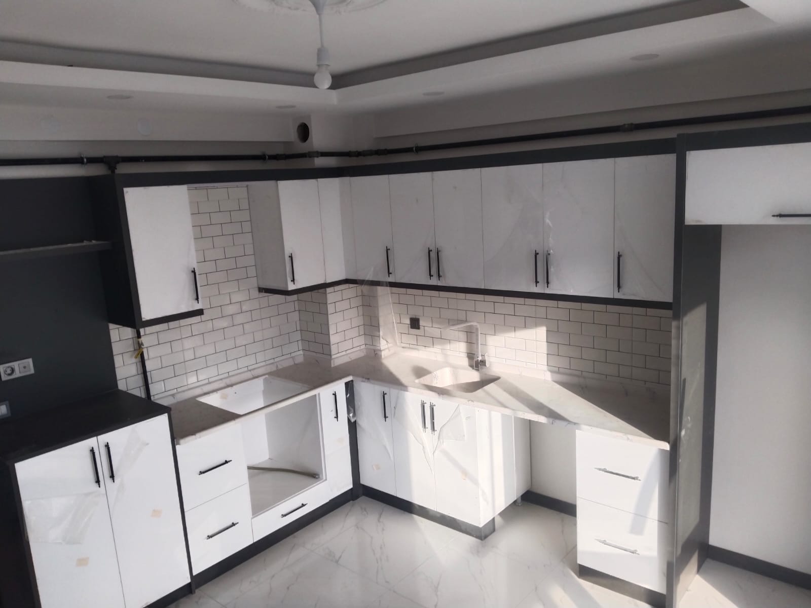 ŞEYHEDEBALİ MAHALLESİNDE KOMPLE 