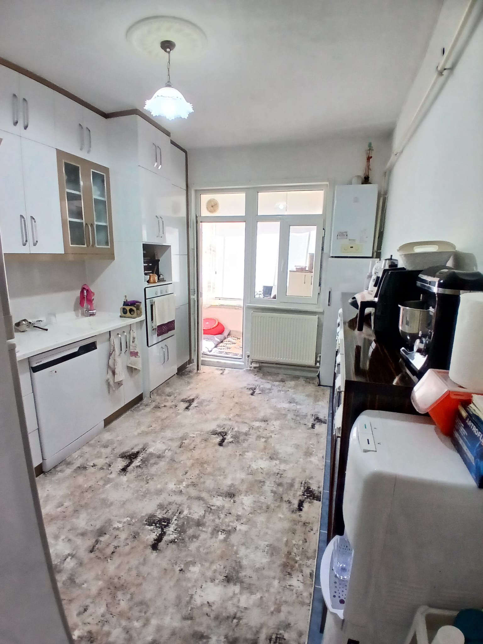 GEVHER HATUN MAHALLESİNDE  3+1   140 M2  3 KAT    KUZEY BATI GÜNEY CEPHELİ