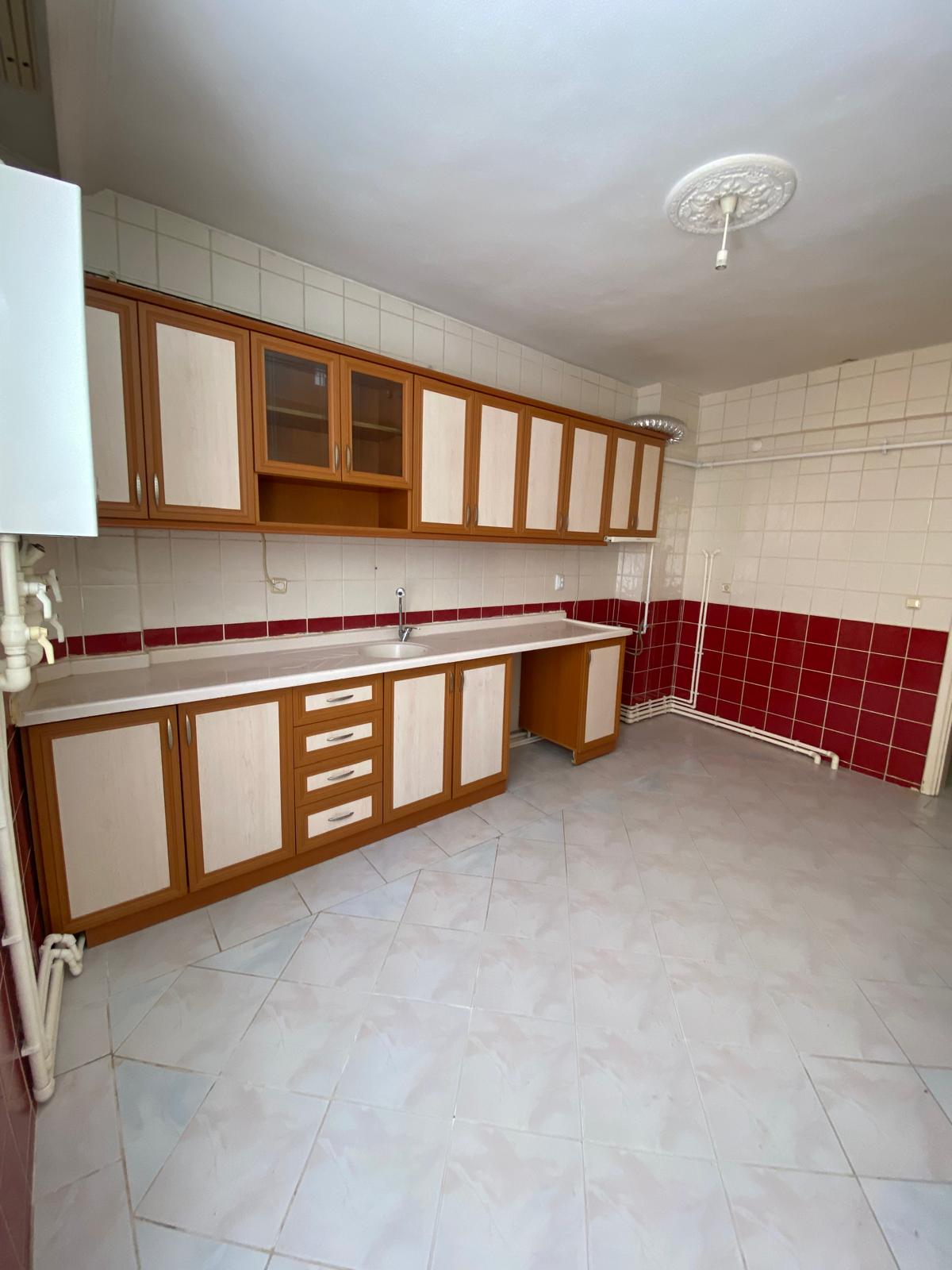 ÇARŞI İÇİNDE  YAPARLAR ARKASINDA  3+1    140M2  4 KATLININ 3 KATI (ARA KAT)