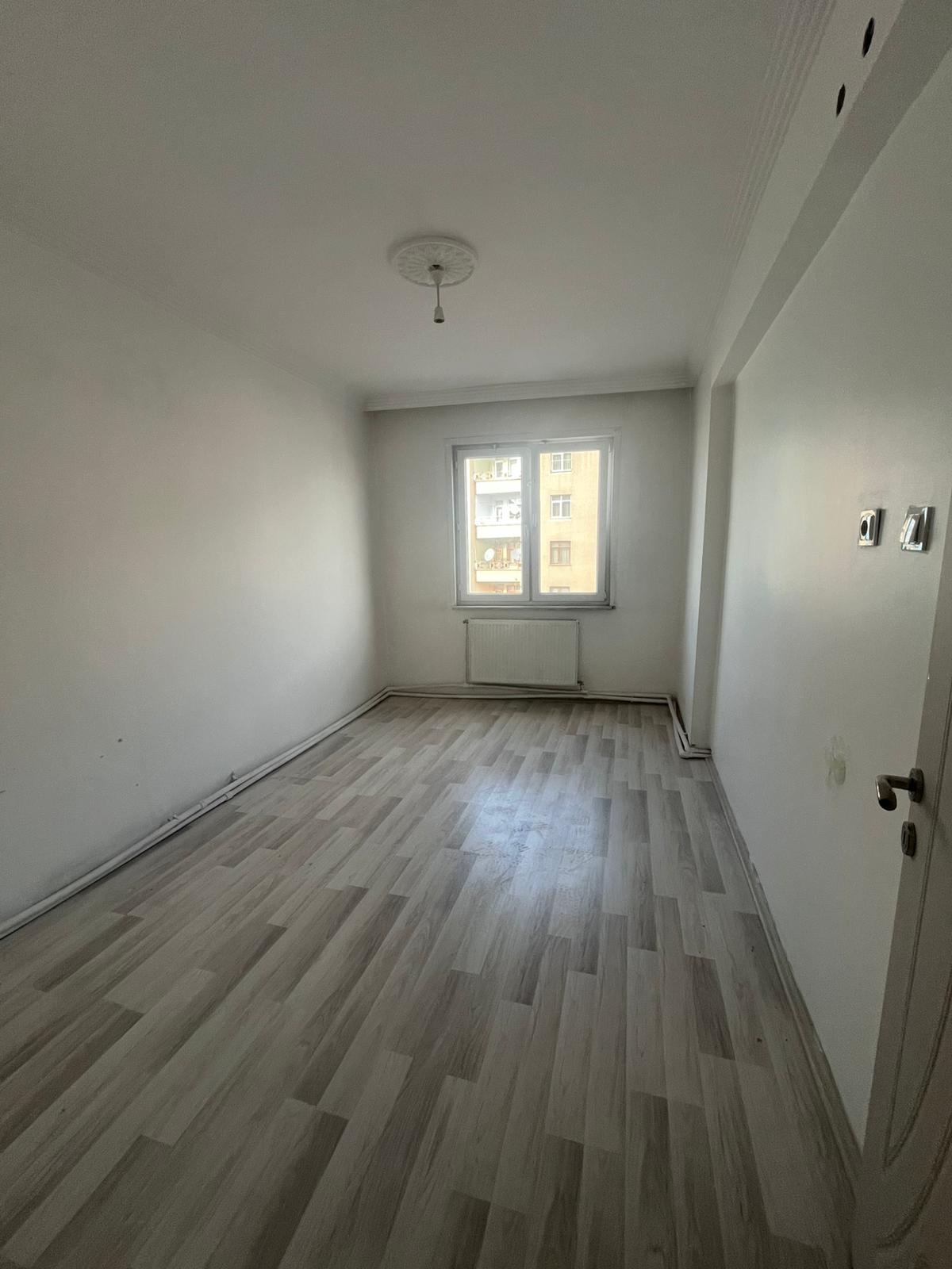 30 METRELİK YOL ÜZERİNDE 3+1 135 M2 ARA KAT