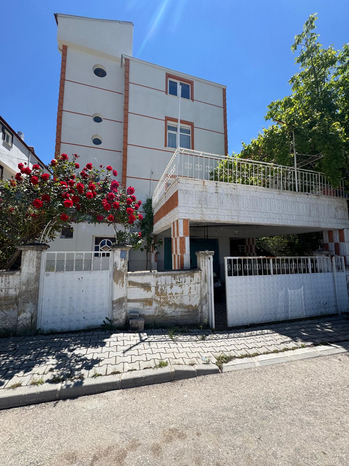 İBRAHİM HAKKI KONYALI MAHALLESİNDE  3+1  140 M2  3 KATLI BİNA