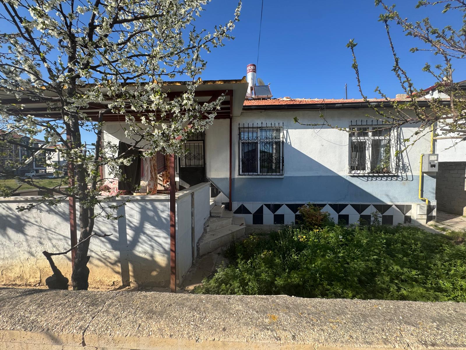 SATILIK MUSTAKİL DAİRE VE ARSASI  YENİŞEHİR MAHALLESİNDE  500M2 ARSA  İÇERİSİ YAPILI