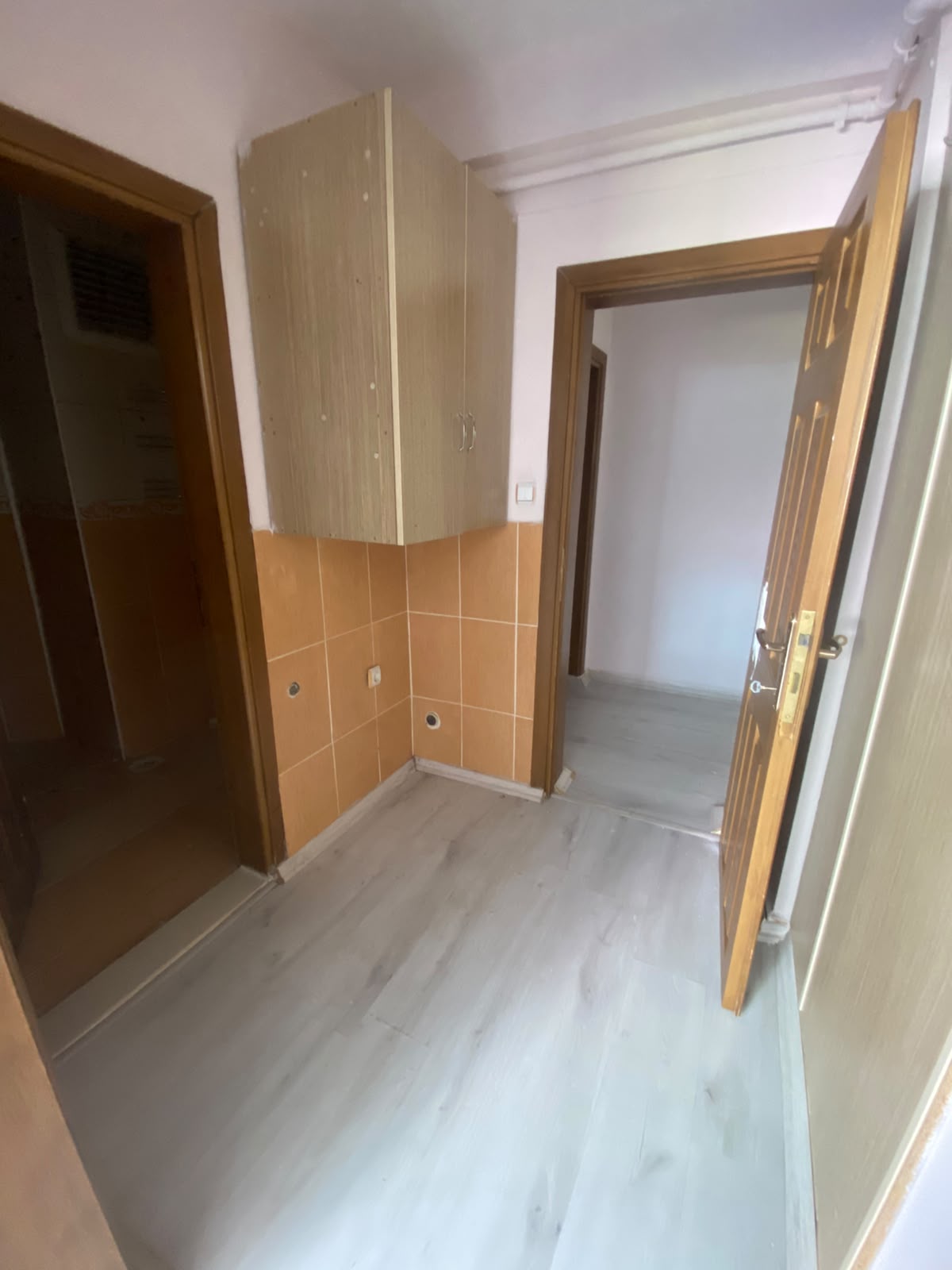 CUMARTESİ PAZARI CİVARINDA  3+1     140M2  2 BALKON     KİLER MEVCUT  DAİREYE AİT BÜYÜK AVLUSU VAR