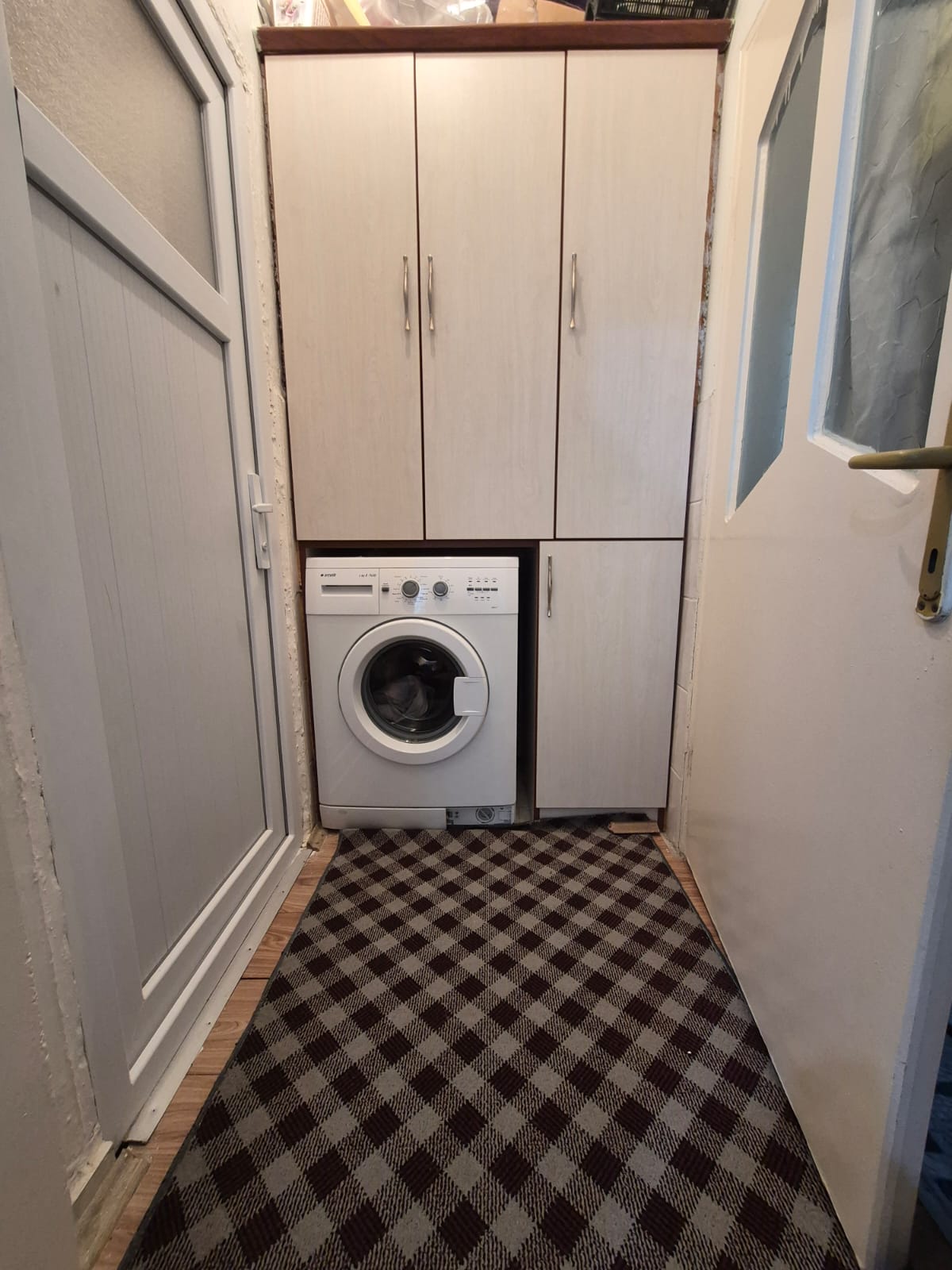 KIRBAĞI MAHALLESİNDE  2+1    110M2  DÜKKAN ÜSTÜ 2 KATLININ 1 KATI