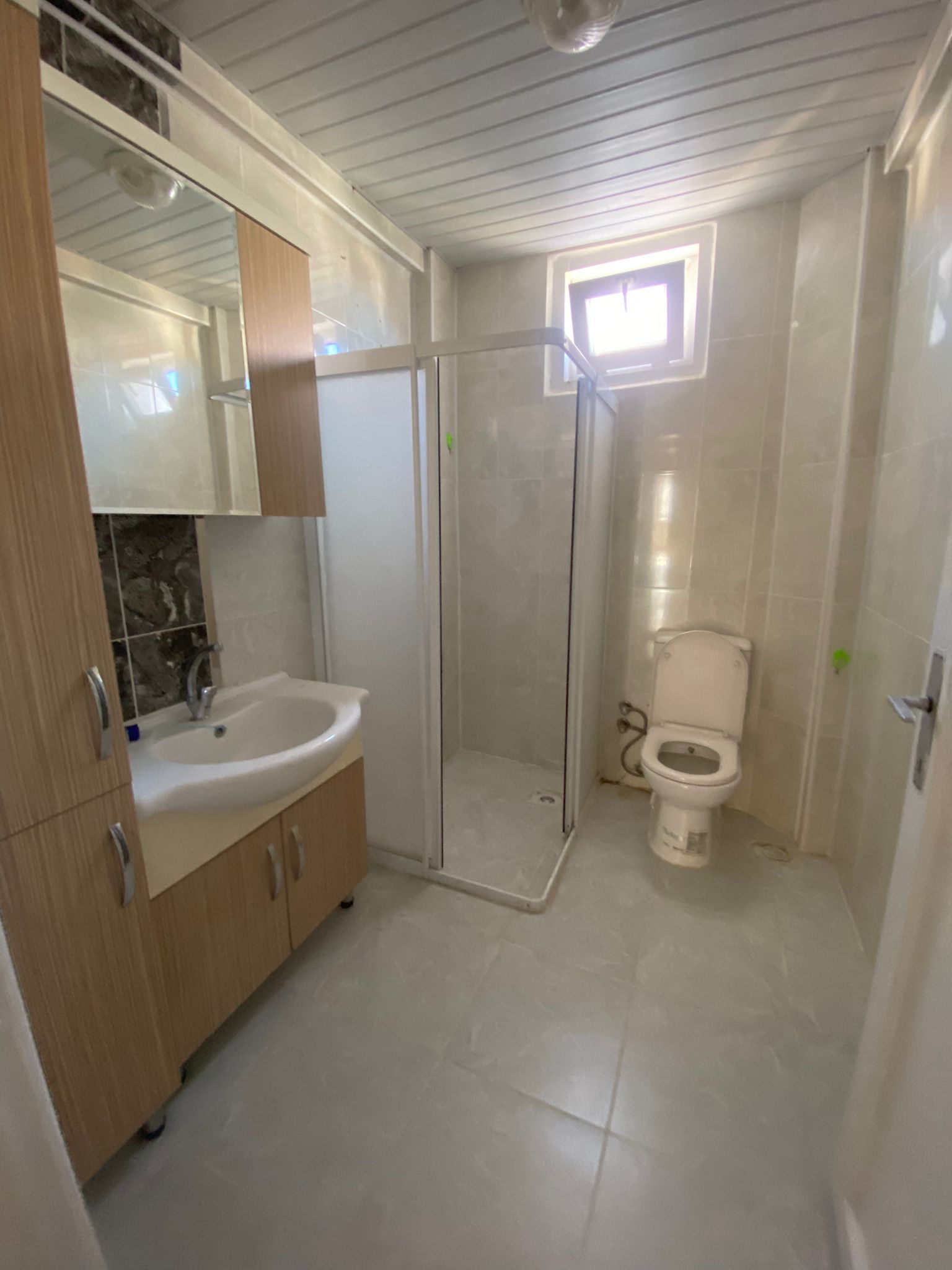 VALİDE SULTAN MAHALLESİNDE  3+1    140M2  3 KATLININ 2 KATI  MUTFAK TEZGAHI YENİ