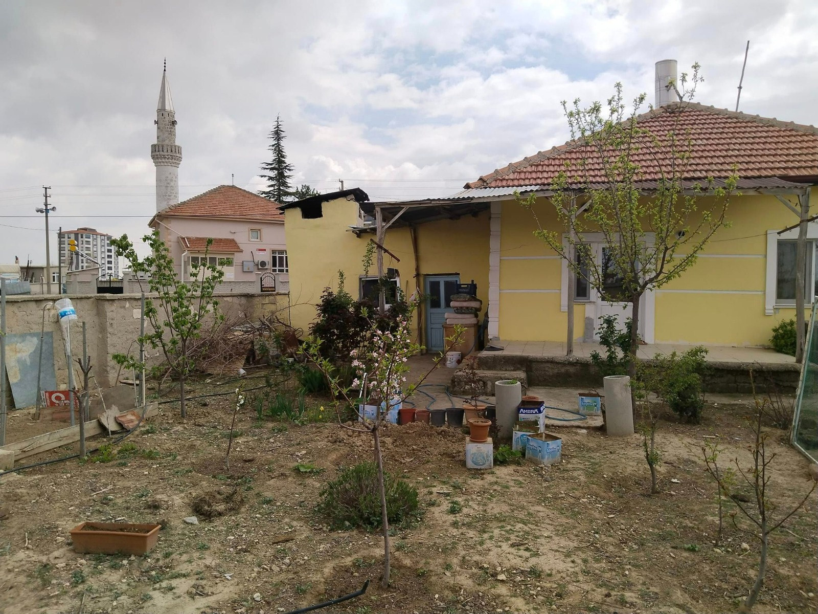 LARENDE MAHALLESİNDE MÜSTAKİL EV