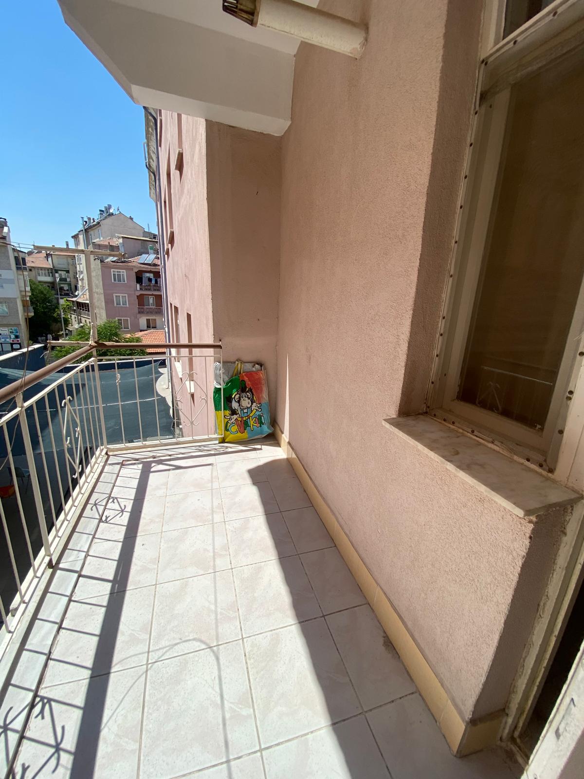 ÇARŞI İÇİNDE  YAPARLAR ARKASINDA  3+1    140M2  4 KATLININ 3 KATI (ARA KAT)